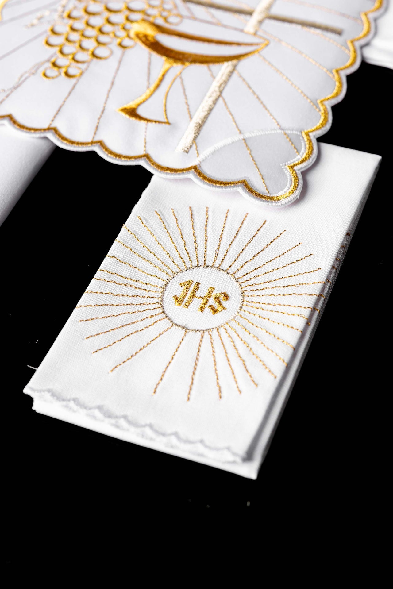 Kelchleinen mit goldener Kelch- und Kreuzstickerei