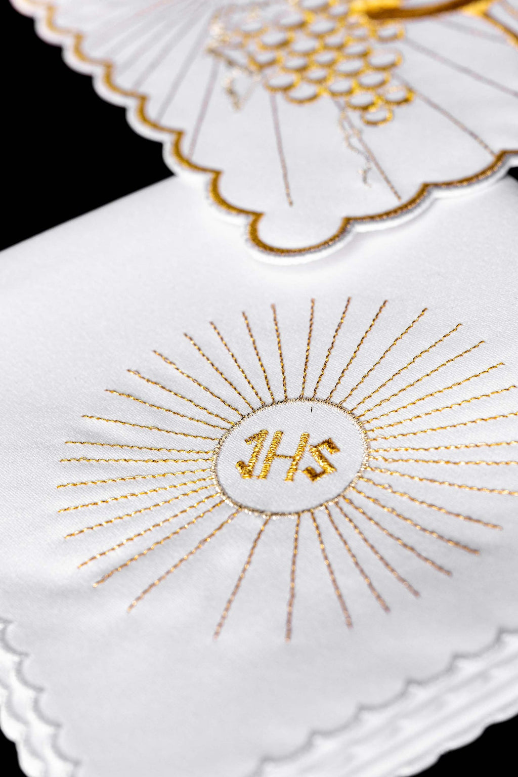 Kelchleinen mit goldener Kelch- und Kreuzstickerei