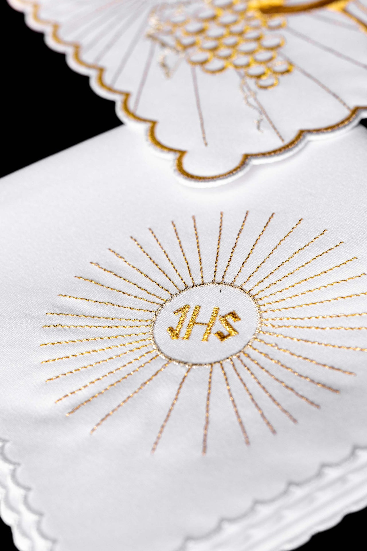 Kelchleinen mit goldener Kelch- und Kreuzstickerei