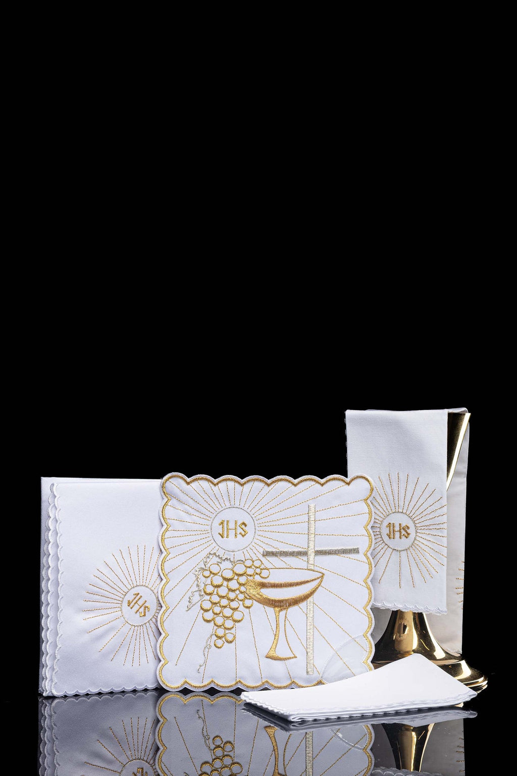 Kelchleinen mit goldener Kelch- und Kreuzstickerei
