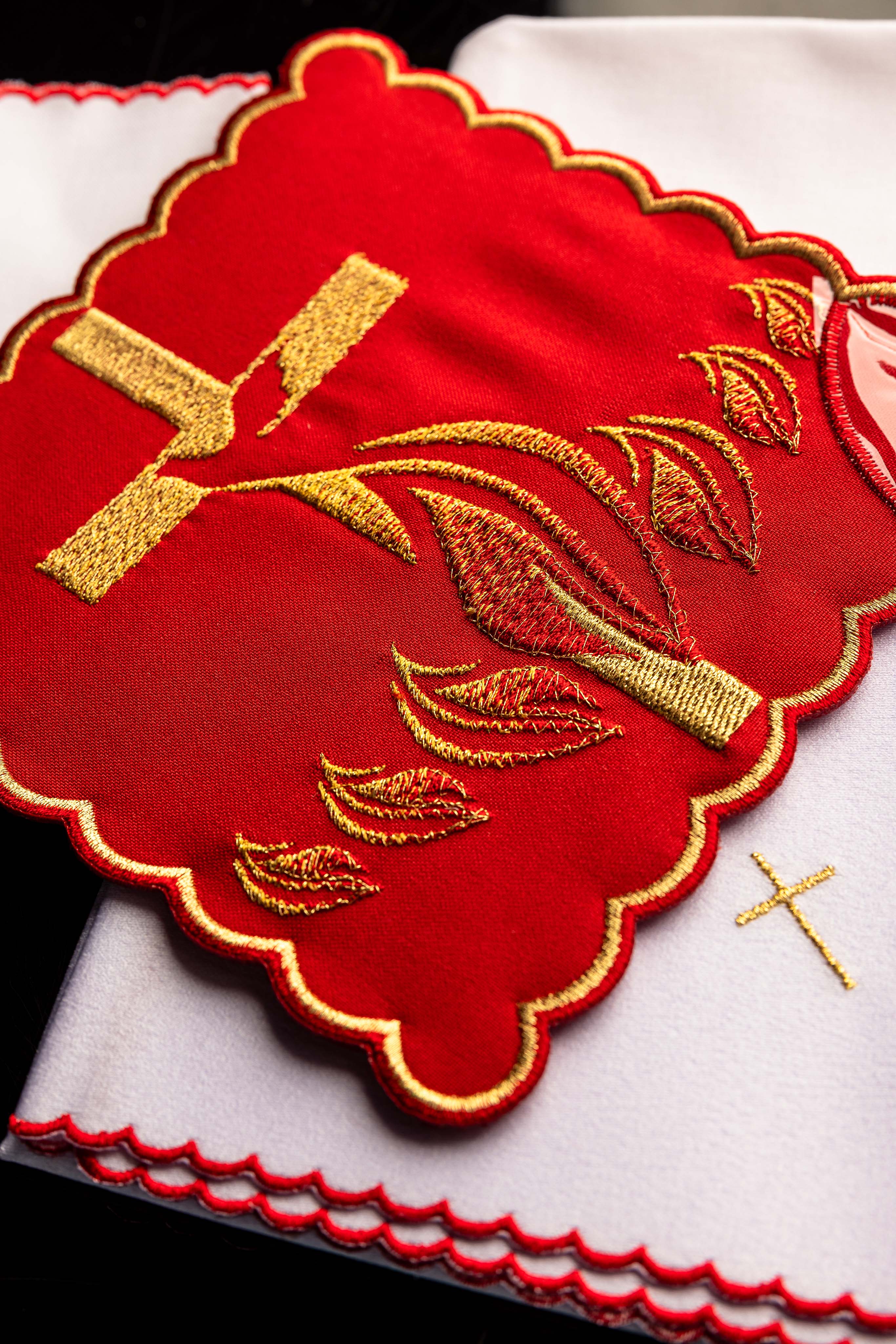 Heiliger Geist besticktes Kelchleinen