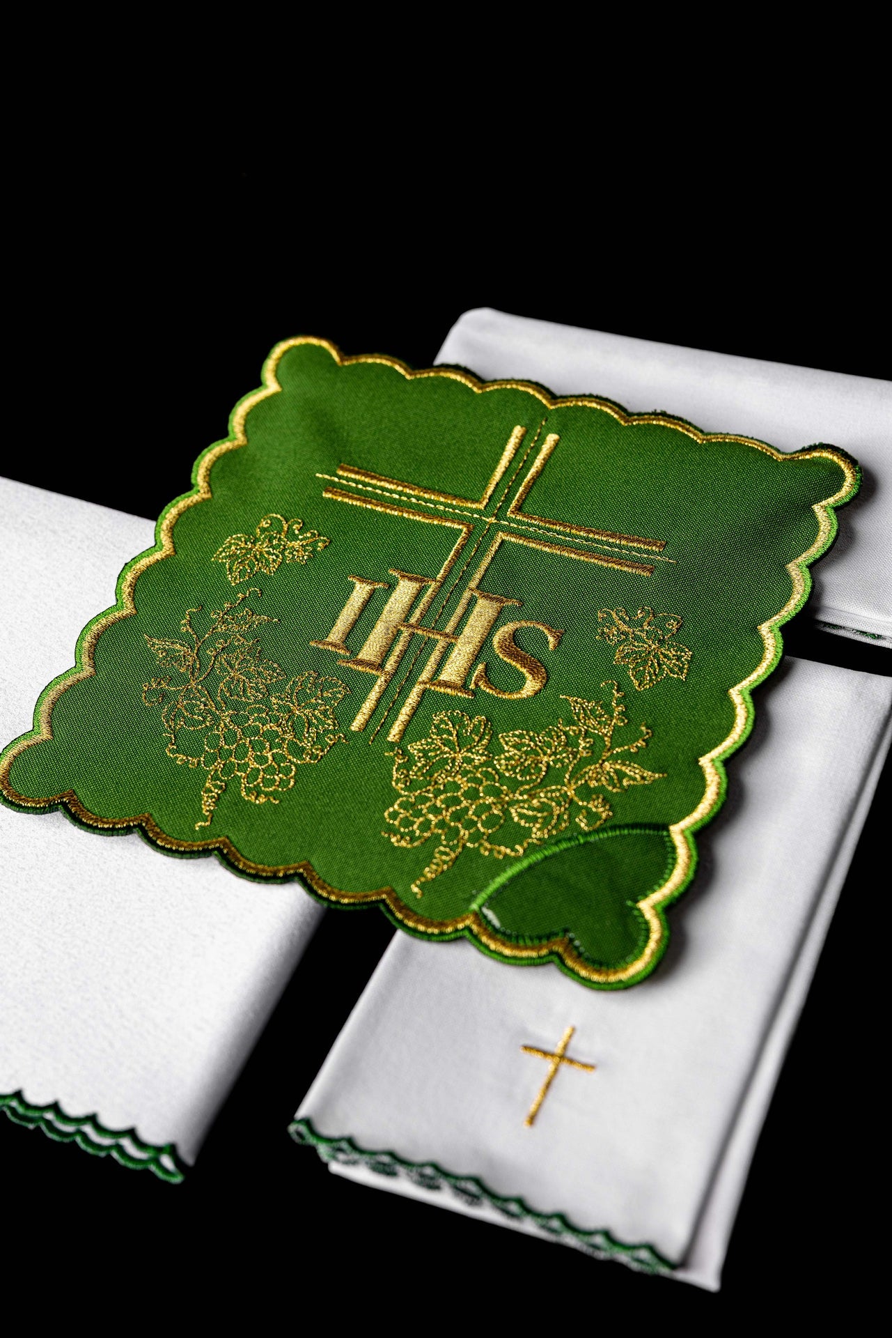 Bielizna kielichowa haftowana Zielona IHS - ORNATY.PL