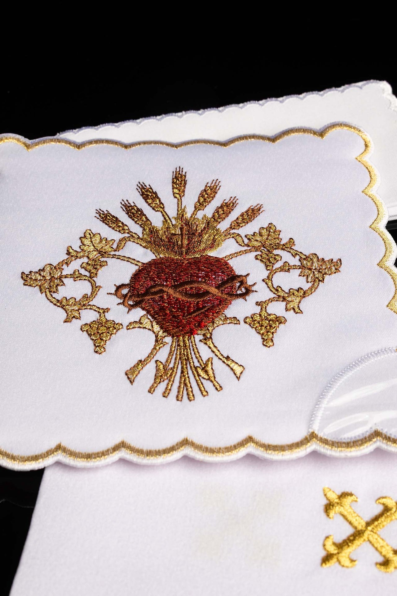 Bielizna kielichowa haftowana z Sercem Pana Jezusa - ORNATY.PL