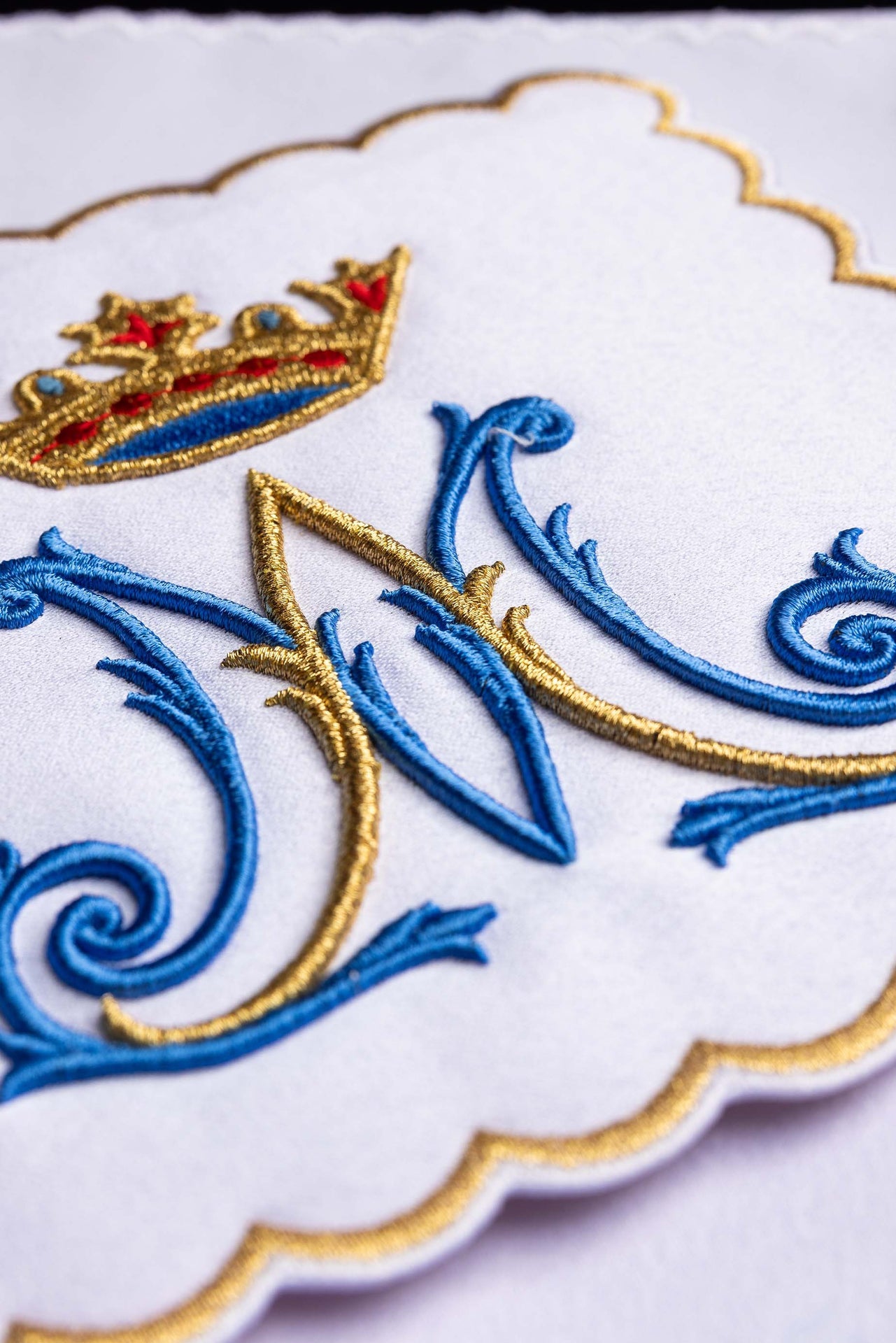 Bielizna kielichowa haftowana z Motywem Maryjnym - ORNATY.PL