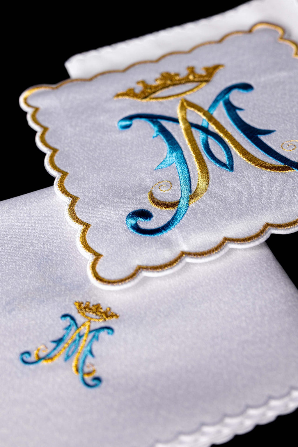 Kelch aus Leinen mit gesticktem Marianischen Symbol
