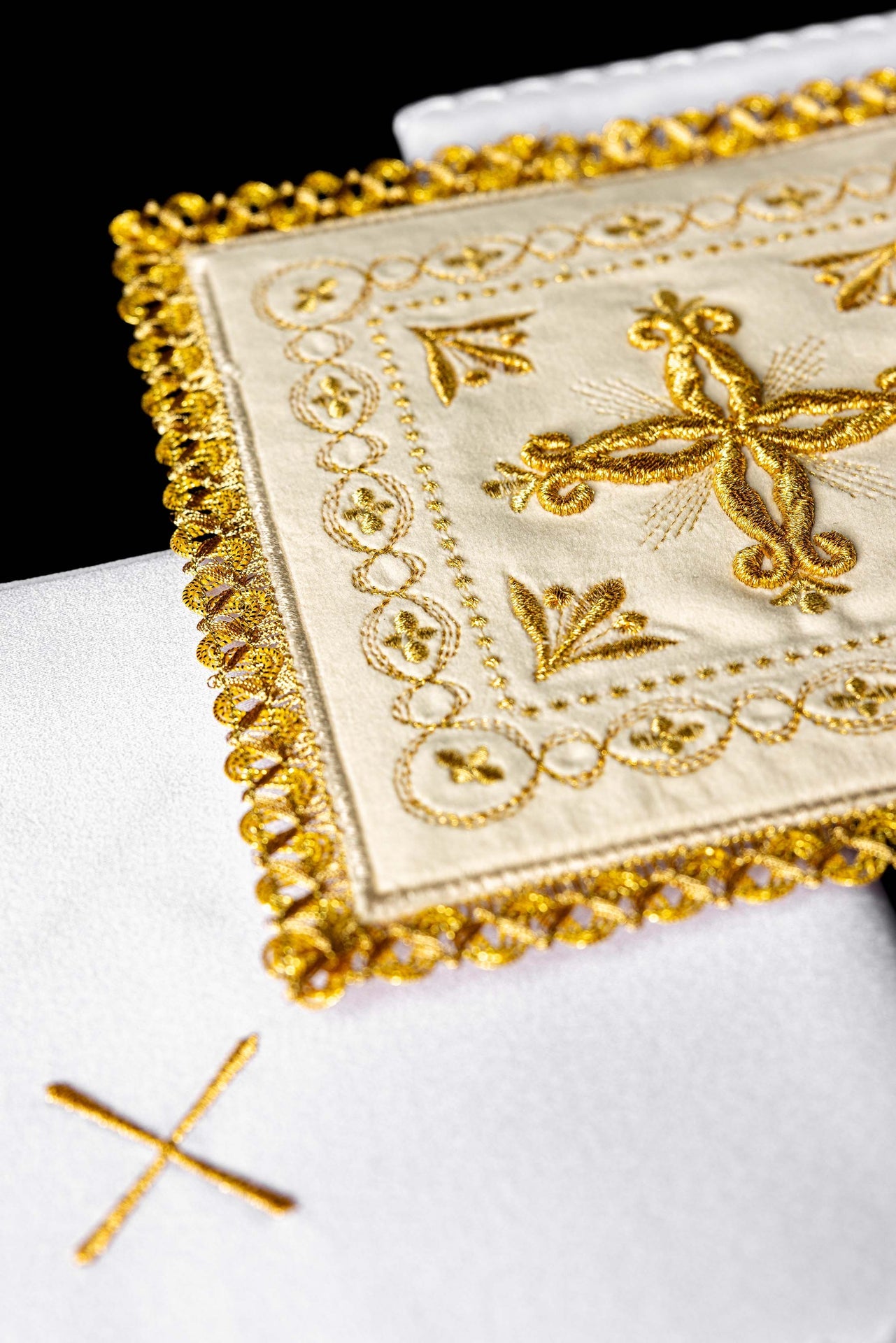 Ecru Samt Kelch-Dessous mit Kreuzmotiv