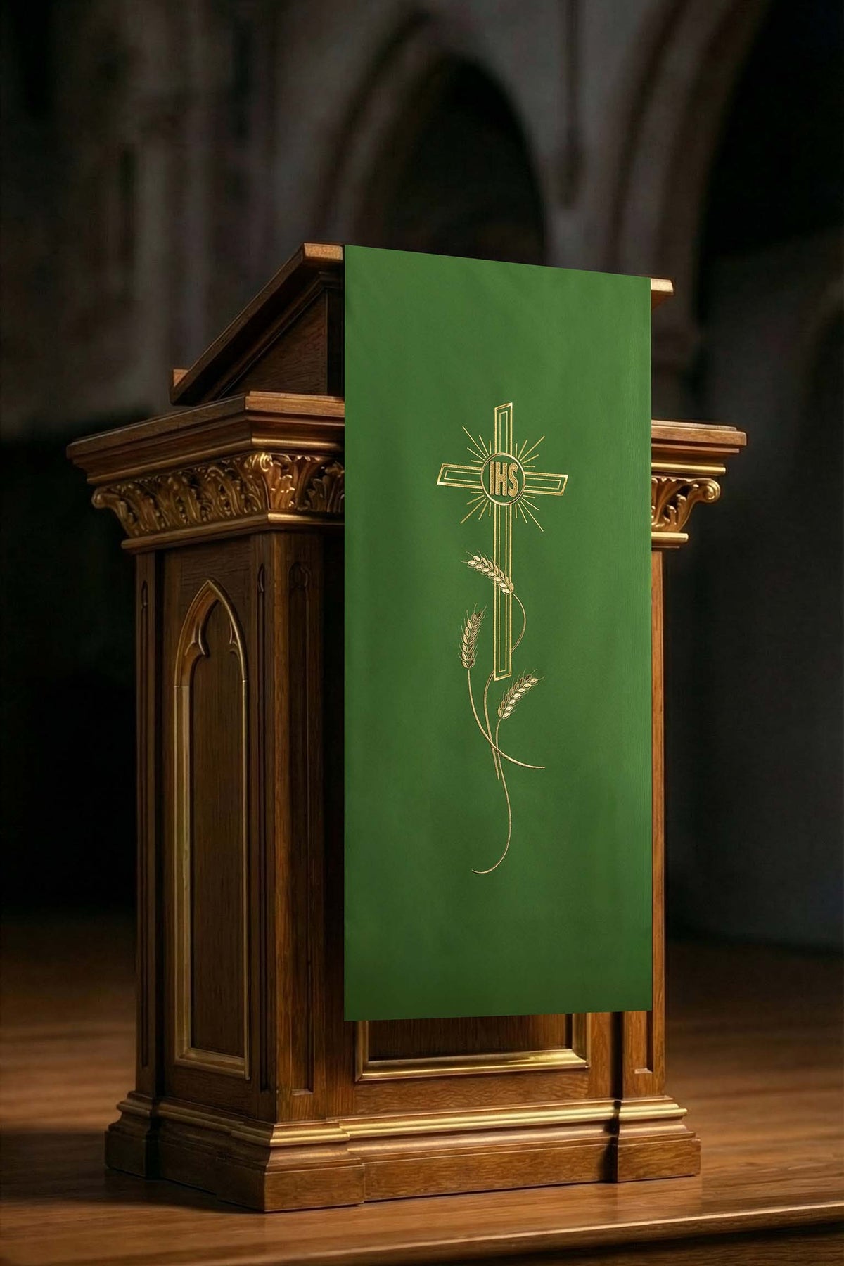Grünes Antependium mit gesticktem Kreuzmotiv