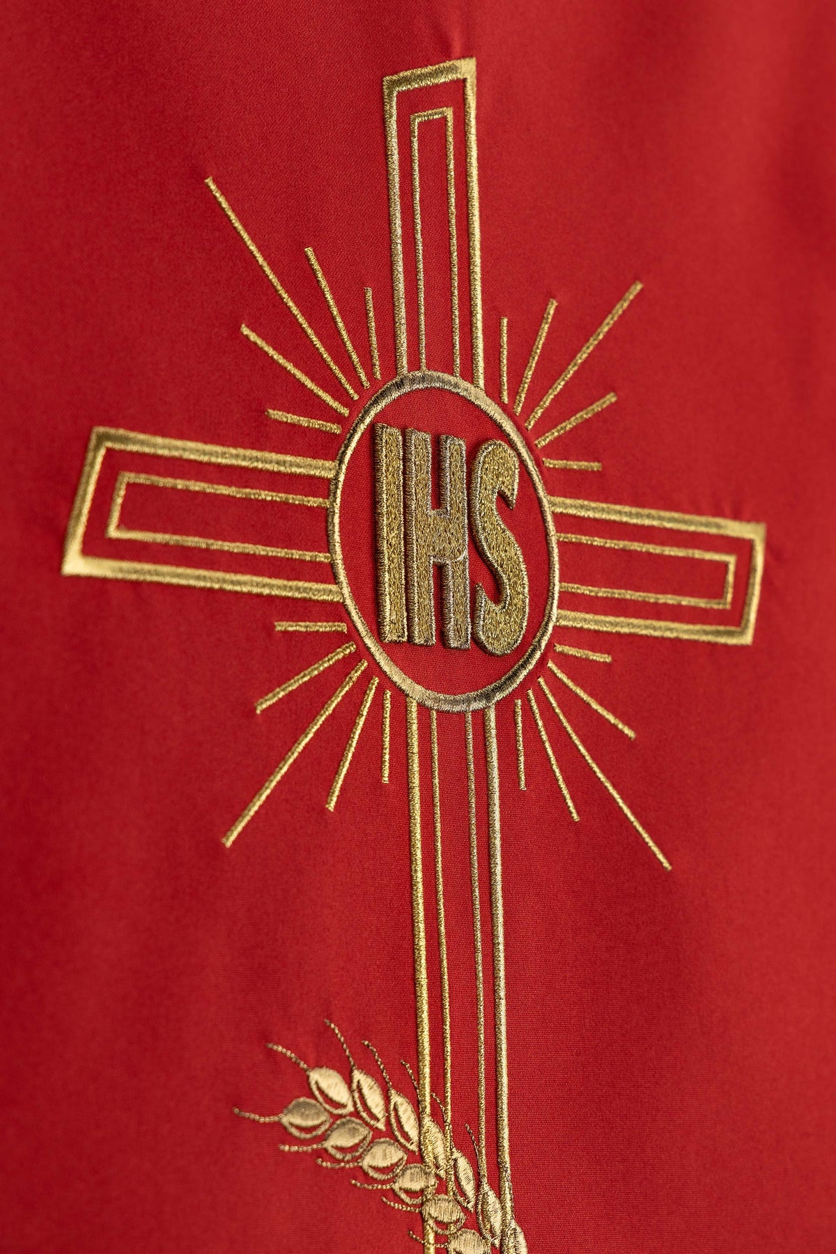 Rotes Antependium mit gesticktem Kreuzmotiv