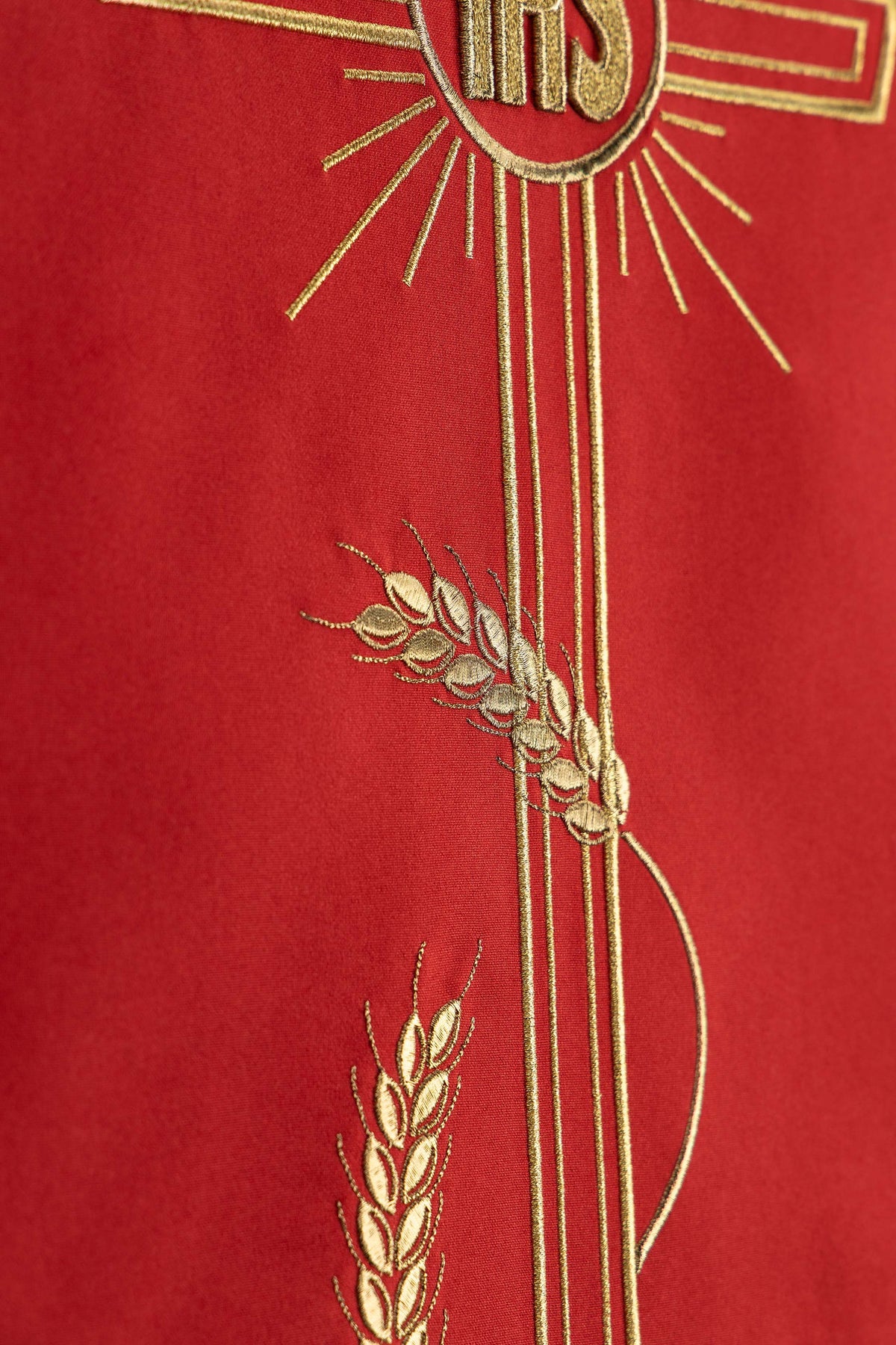 Rotes Antependium mit gesticktem Kreuzmotiv