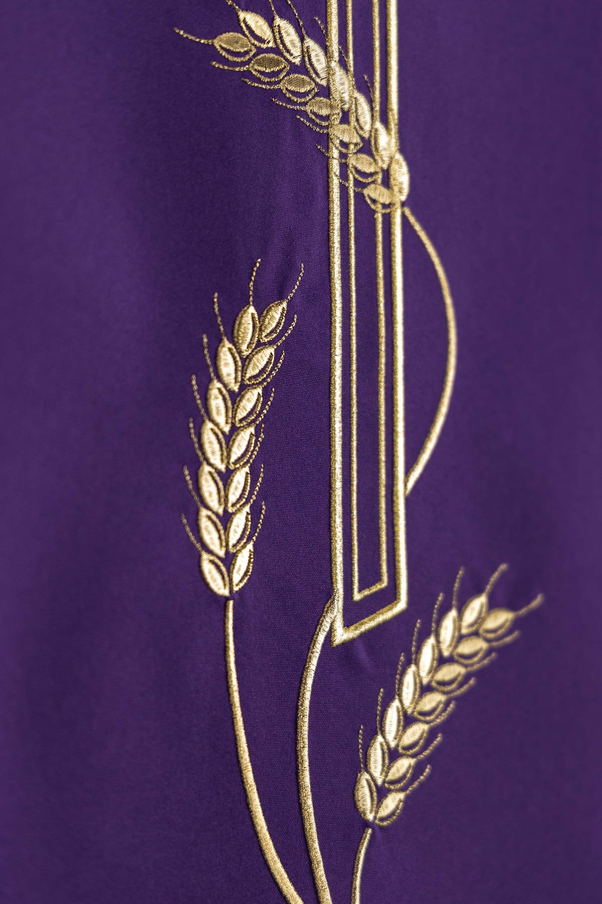 Violettes Antependium mit gesticktem Kreuzmotiv