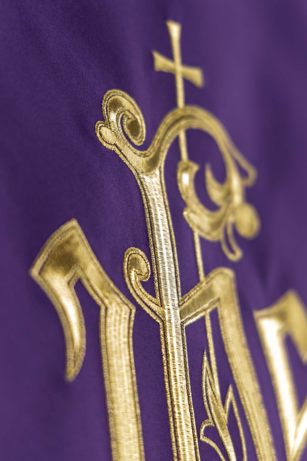 Violettes Antependium mit gesticktem IHS-Motiv