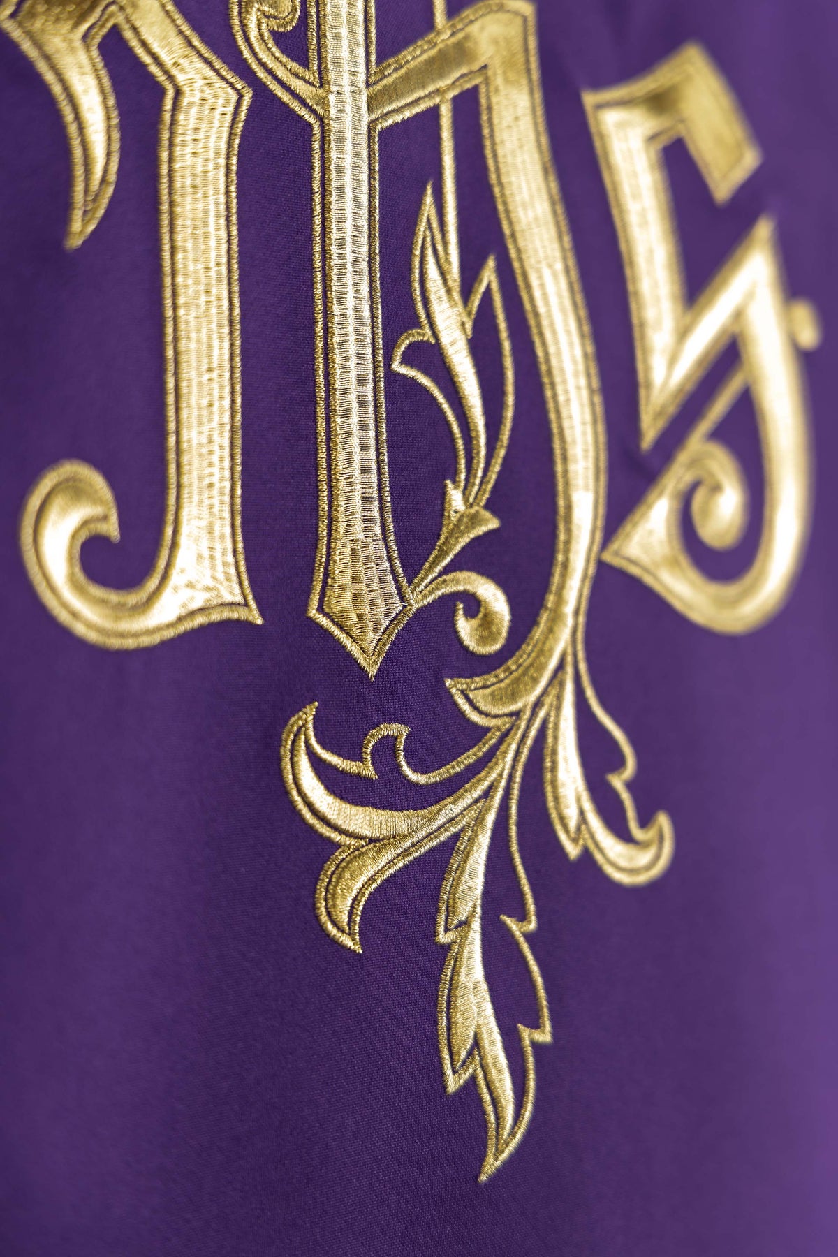Violettes Antependium mit gesticktem IHS-Motiv