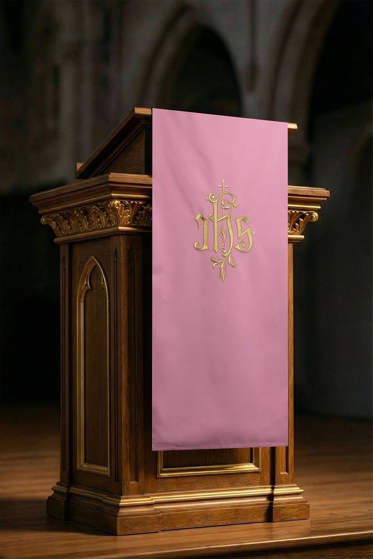 Rosa Lektionar-Serviette mit dem klassischen IHS-Symbol