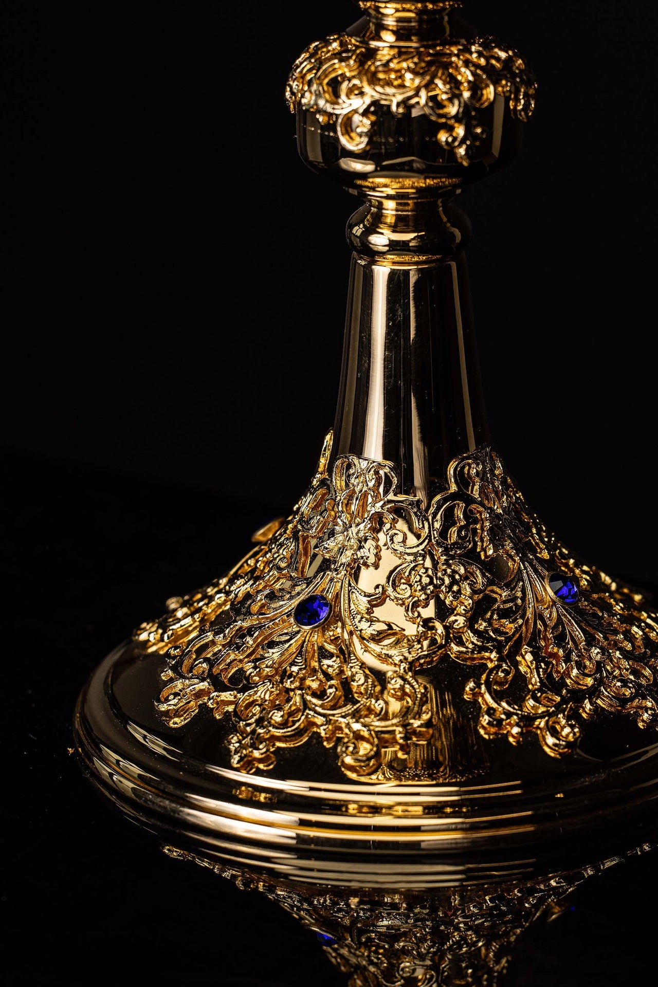 Handgefertigtes vergoldetes Ziborium mit Saphirverzierung