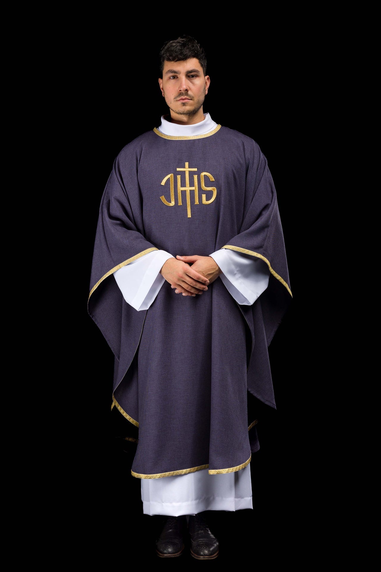 Fioletowy ornat liturgiczny z złotym haftem IHS - ORNATY.PL