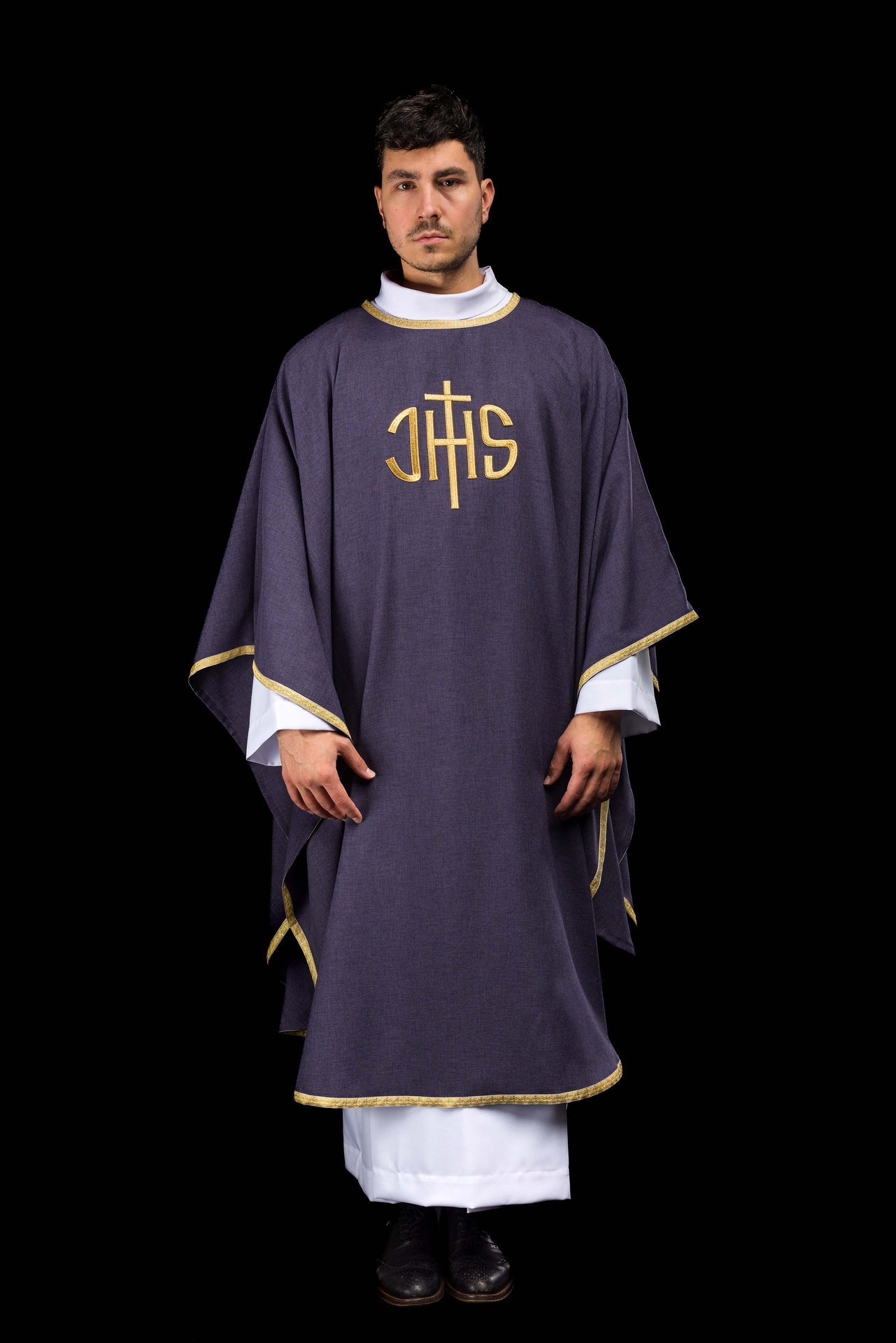 Violette liturgische Kasel mit goldener IHS-Stickerei
