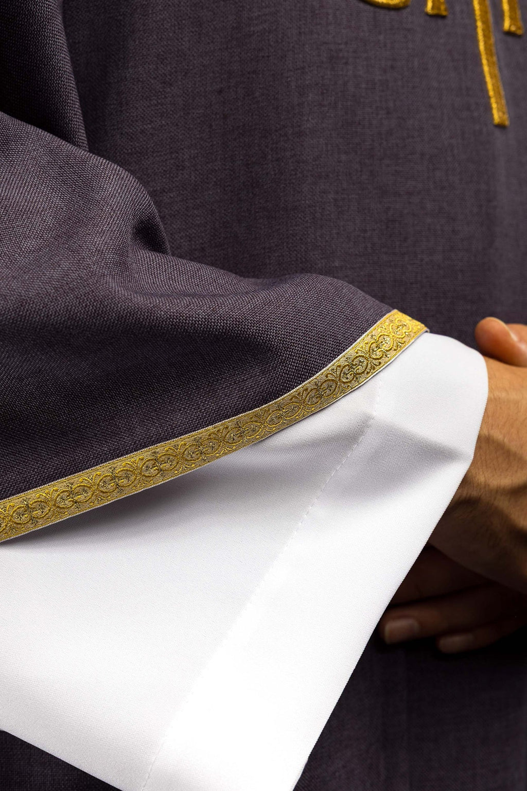 Violette liturgische Kasel mit goldener IHS-Stickerei