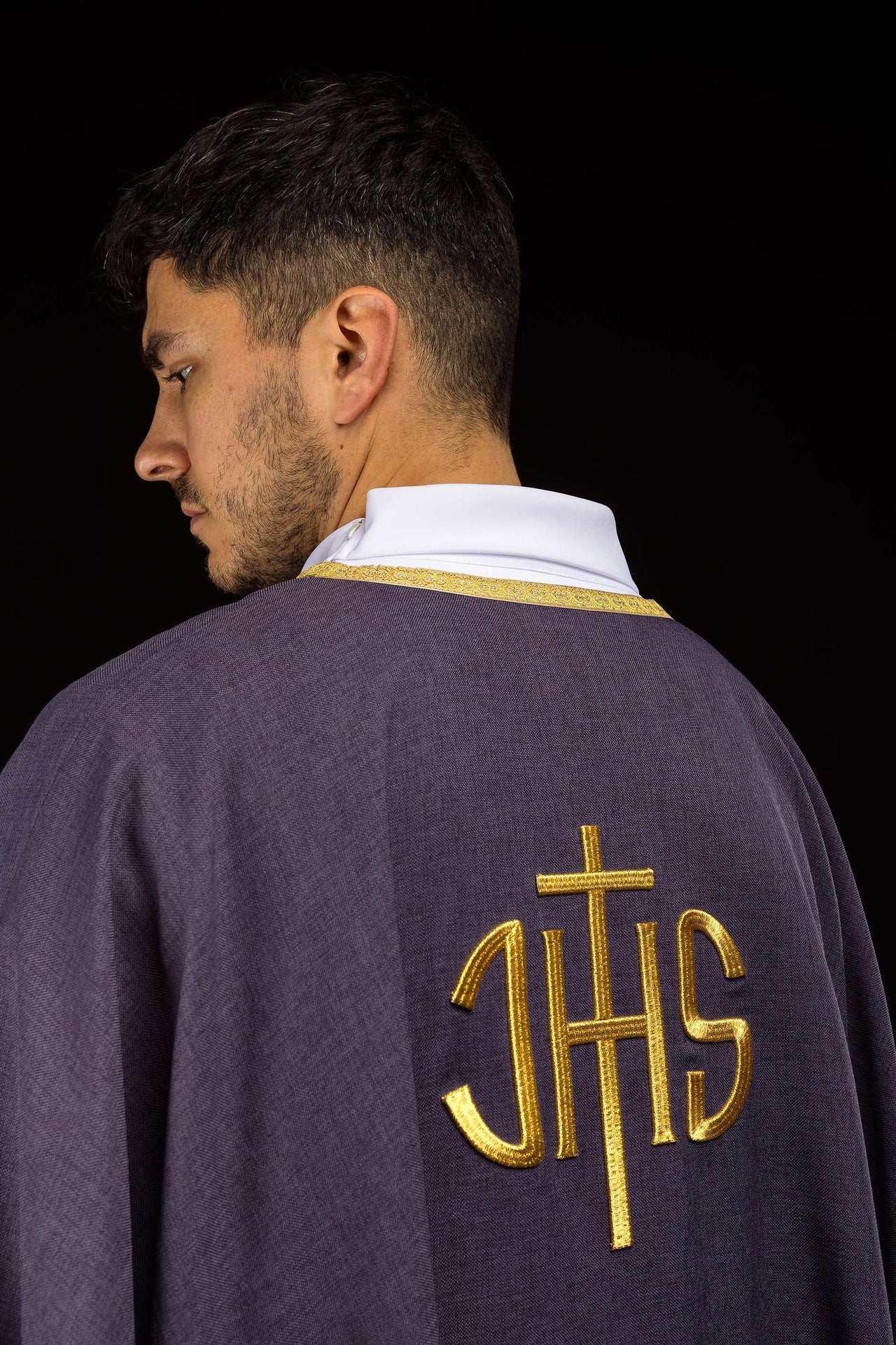 Violette liturgische Kasel mit goldener IHS-Stickerei
