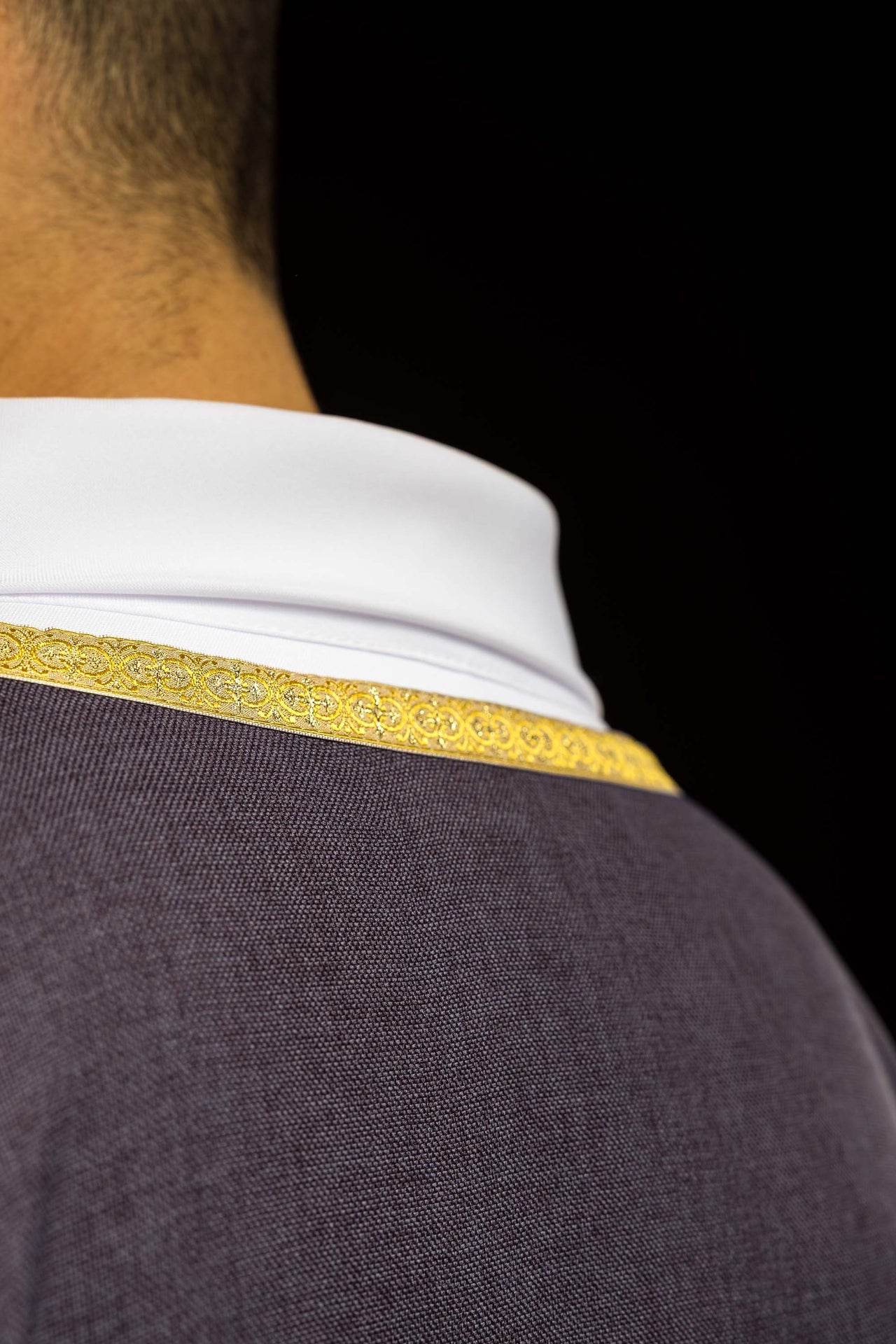 Violette liturgische Kasel mit goldener IHS-Stickerei