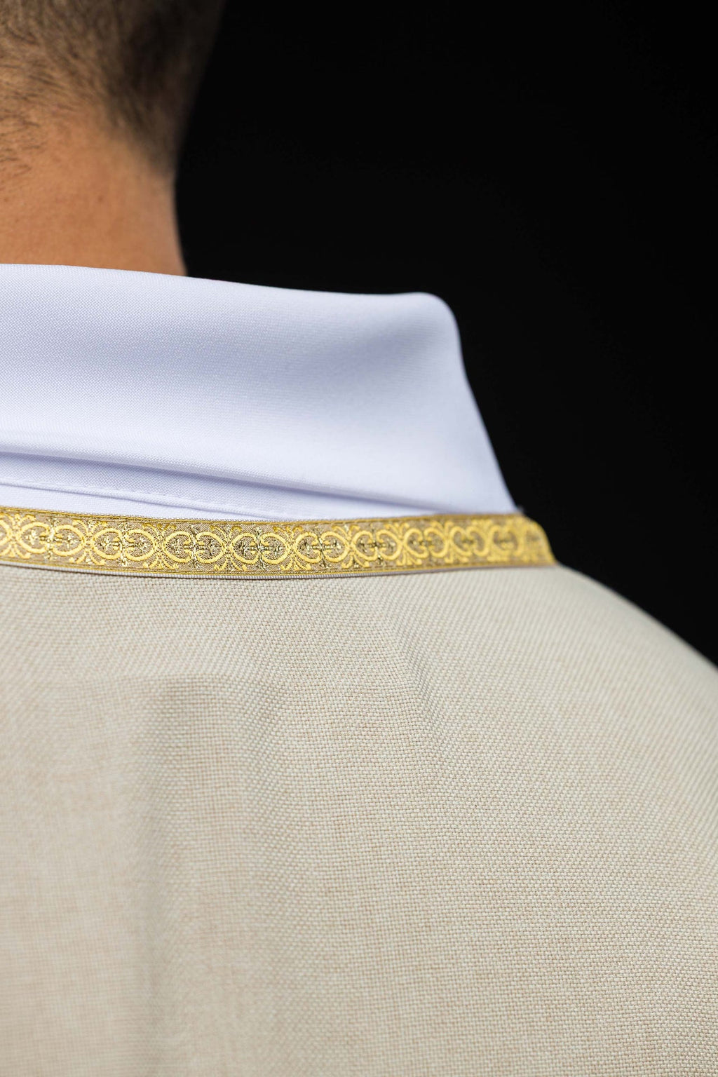 Ecru-farbenes liturgisches Messgewand mit goldener IHS-Stickerei