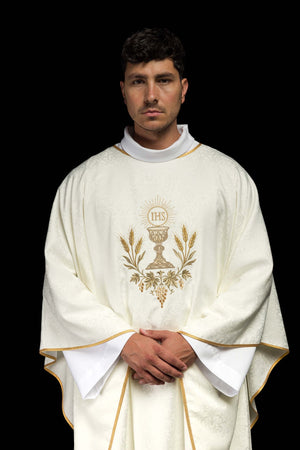 Ornat liturgiczny ecru z haftem kielicha i hostii na tkaninie żakardowej - ORNATY.PL