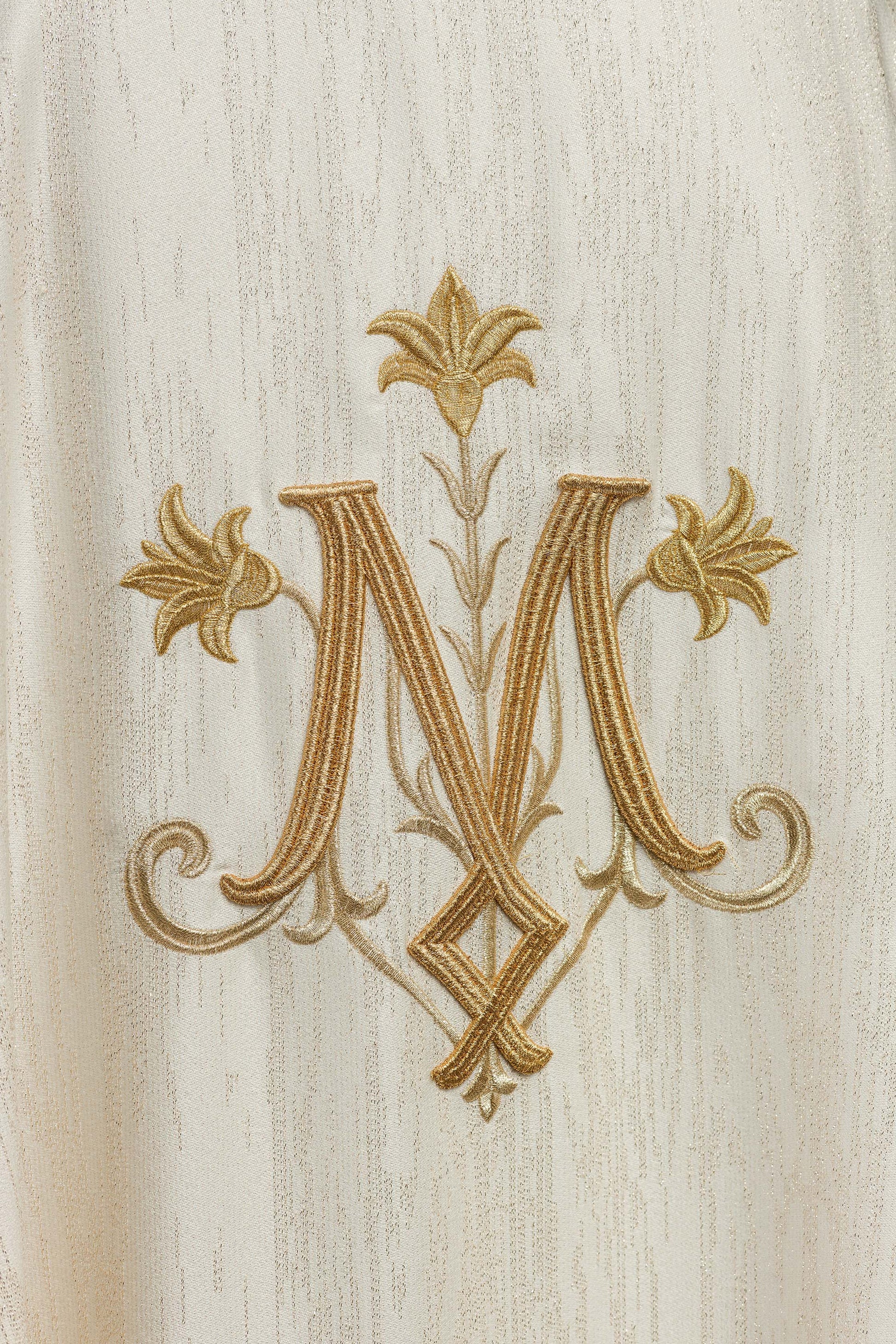Ecru-farbenes Messgewand mit gesticktem Marienmotiv auf Zierstoff
