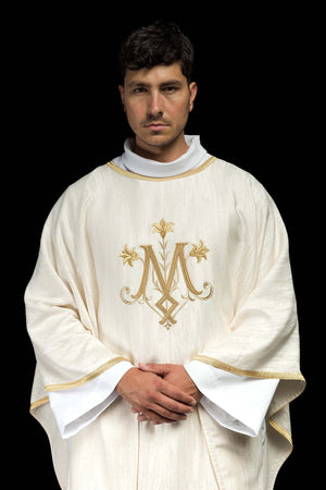 Ecru ornat z haftowanym motywem maryjnym na ozdobnej tkaninie - ORNATY.PL