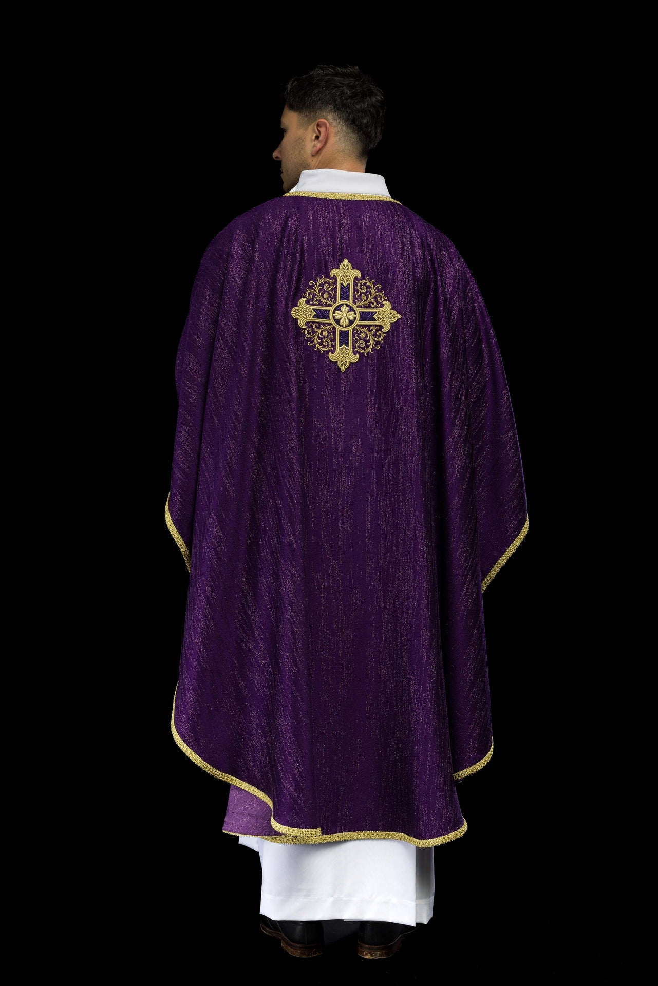 Fioletowy ornat z haftowanym motywem krzyża na ozdobnej tkaninie - ORNATY.PL