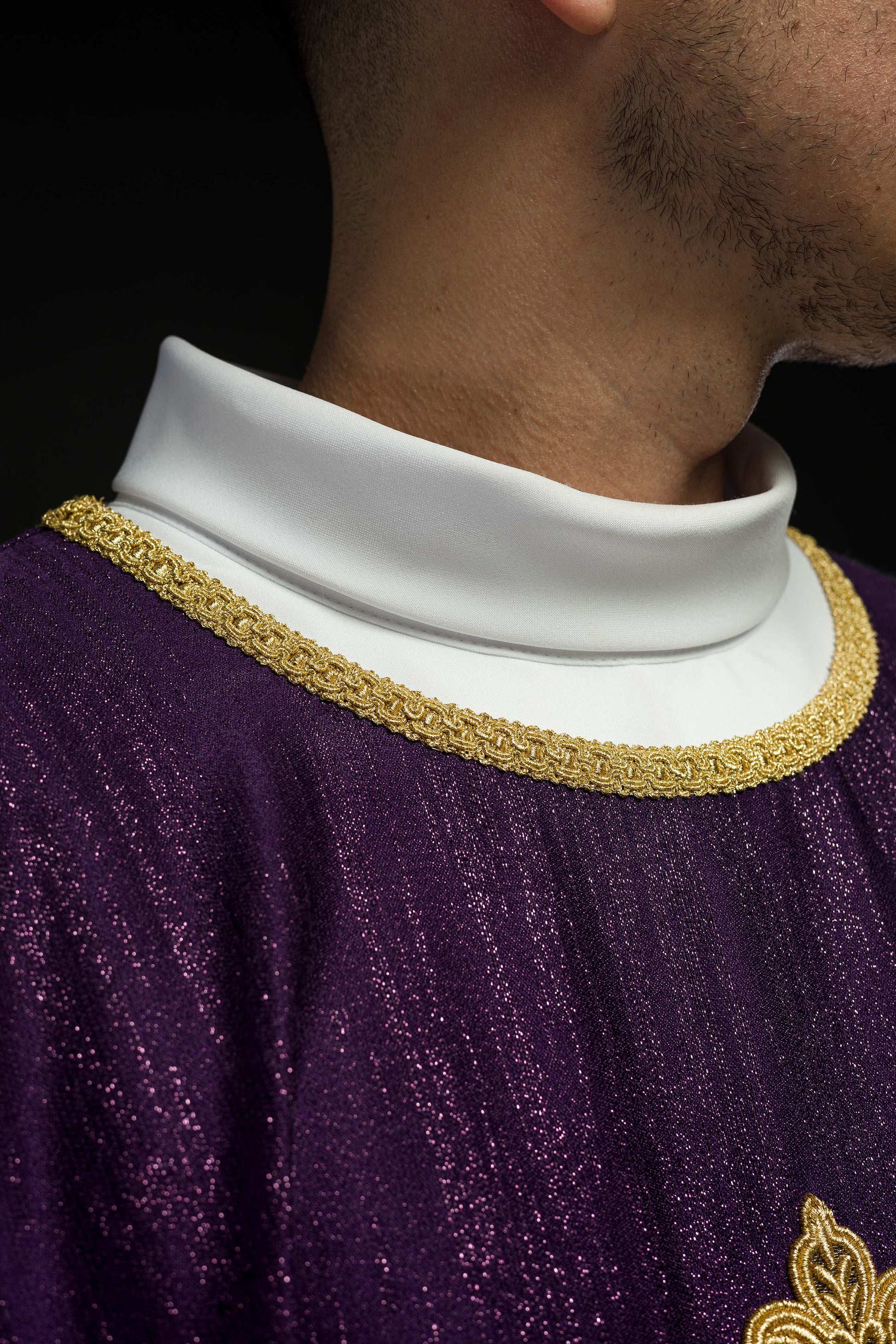 Violettes Messgewand mit gesticktem Kreuzmotiv auf Zierstoff