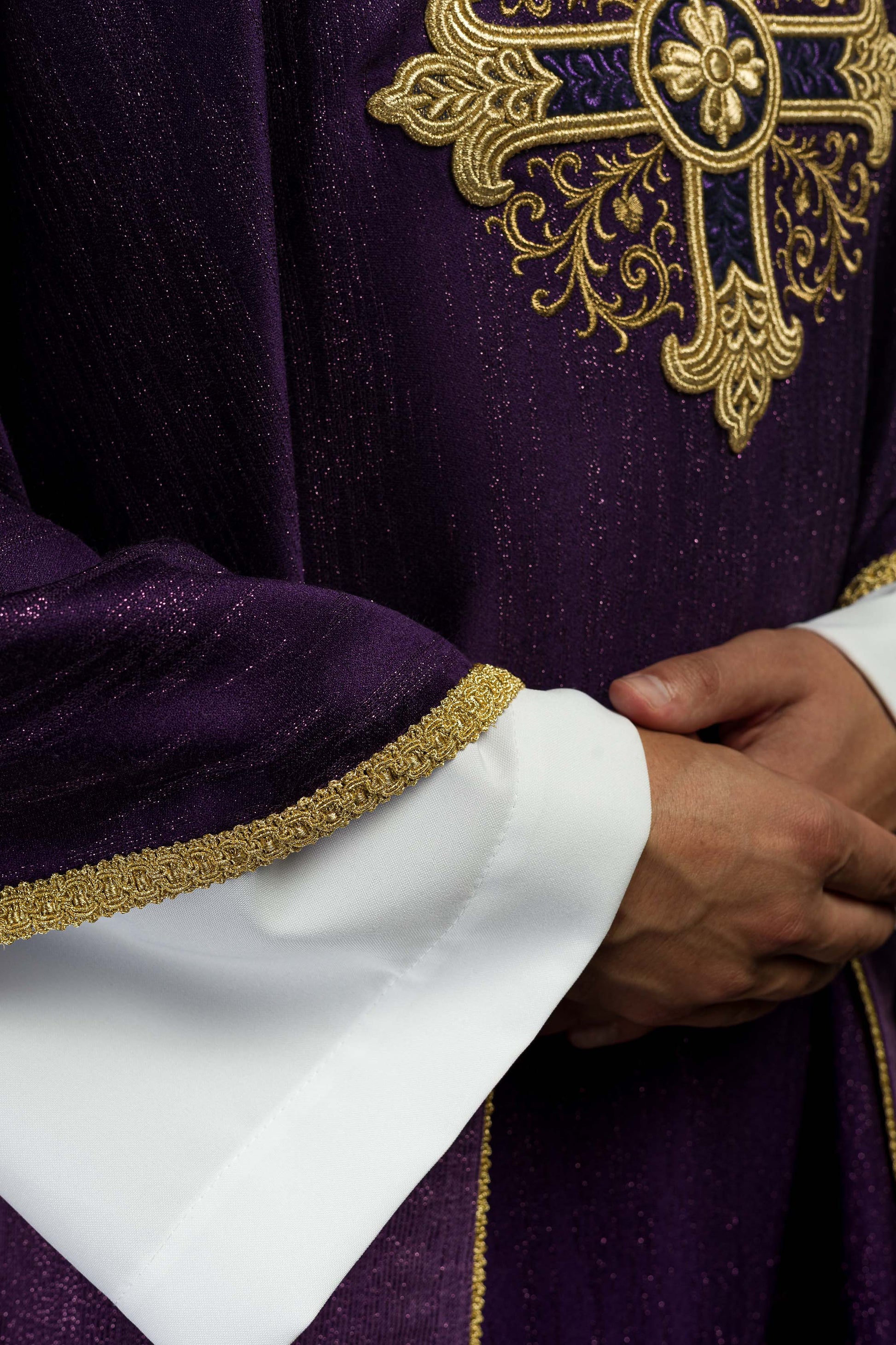 Violettes Messgewand mit gesticktem Kreuzmotiv auf Zierstoff