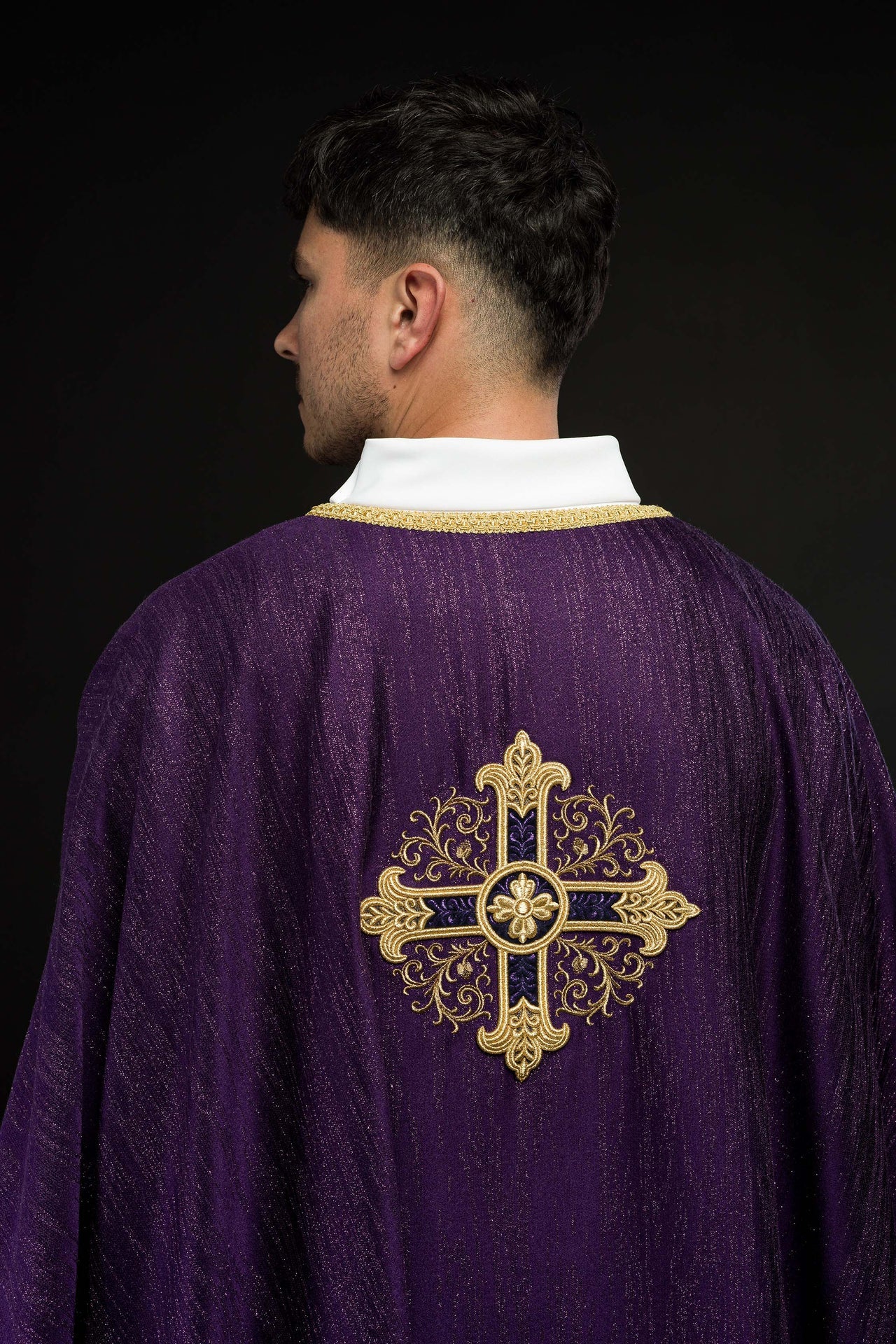 Fioletowy ornat z haftowanym motywem krzyża na ozdobnej tkaninie - ORNATY.PL