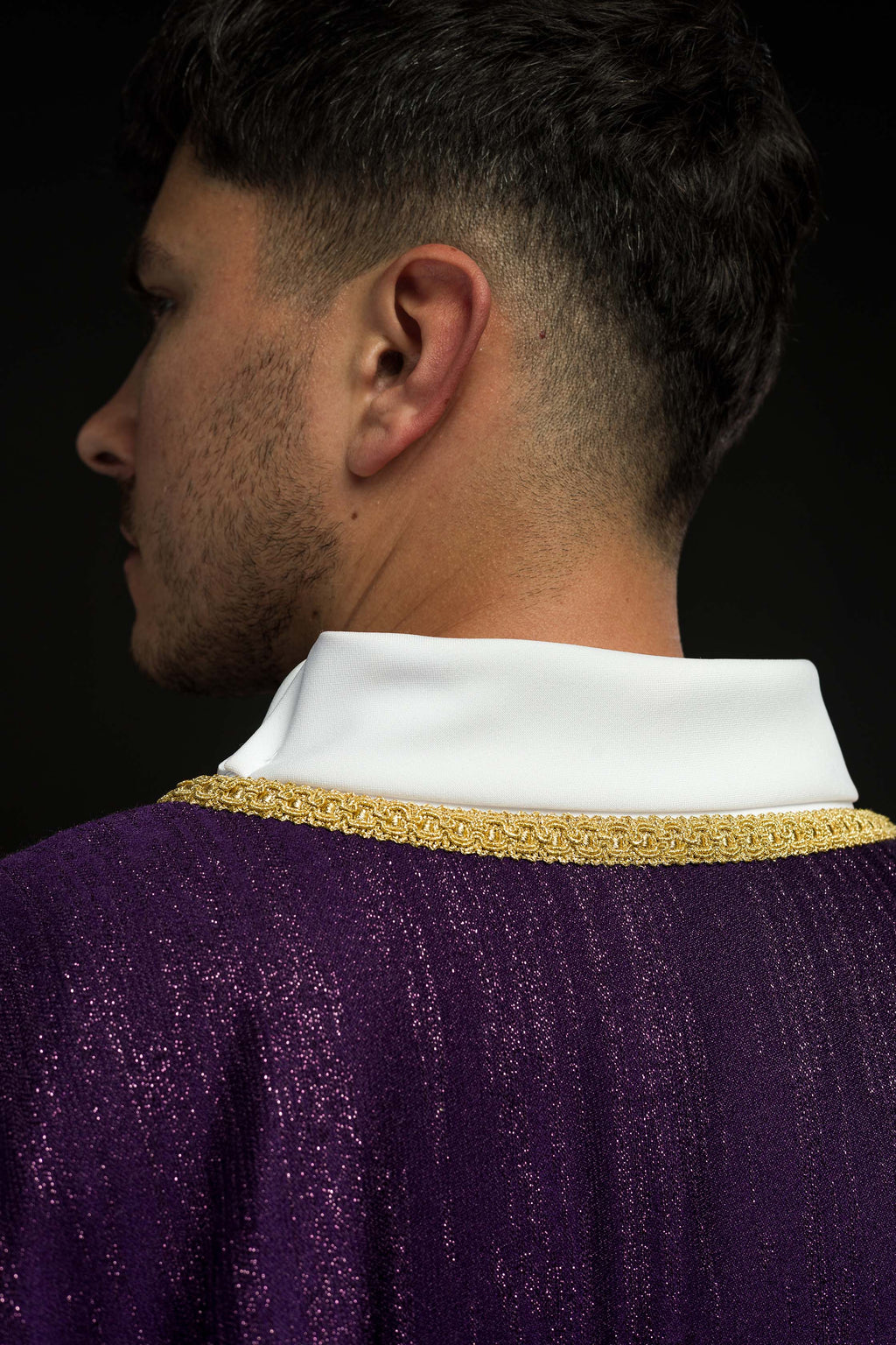 Violettes Messgewand mit gesticktem Kreuzmotiv auf Zierstoff