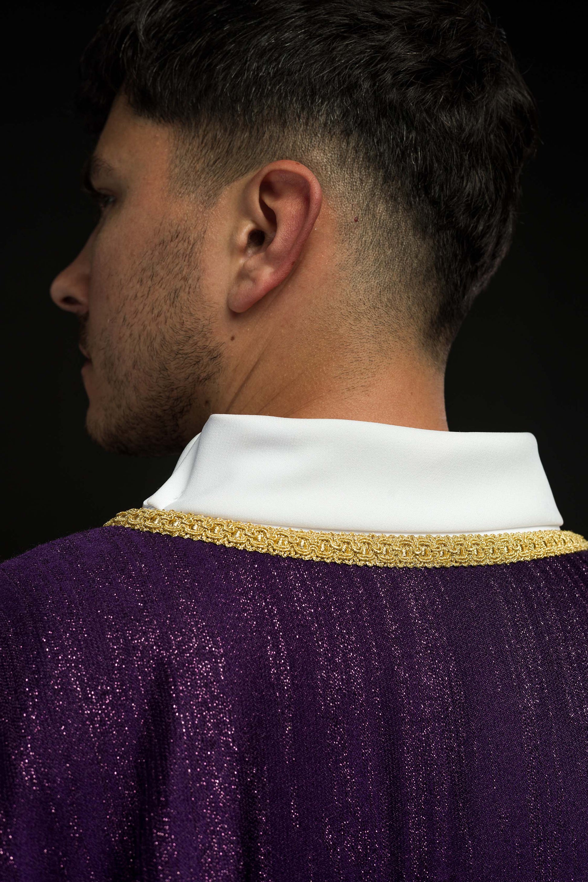 Violettes Messgewand mit gesticktem Kreuzmotiv auf Zierstoff