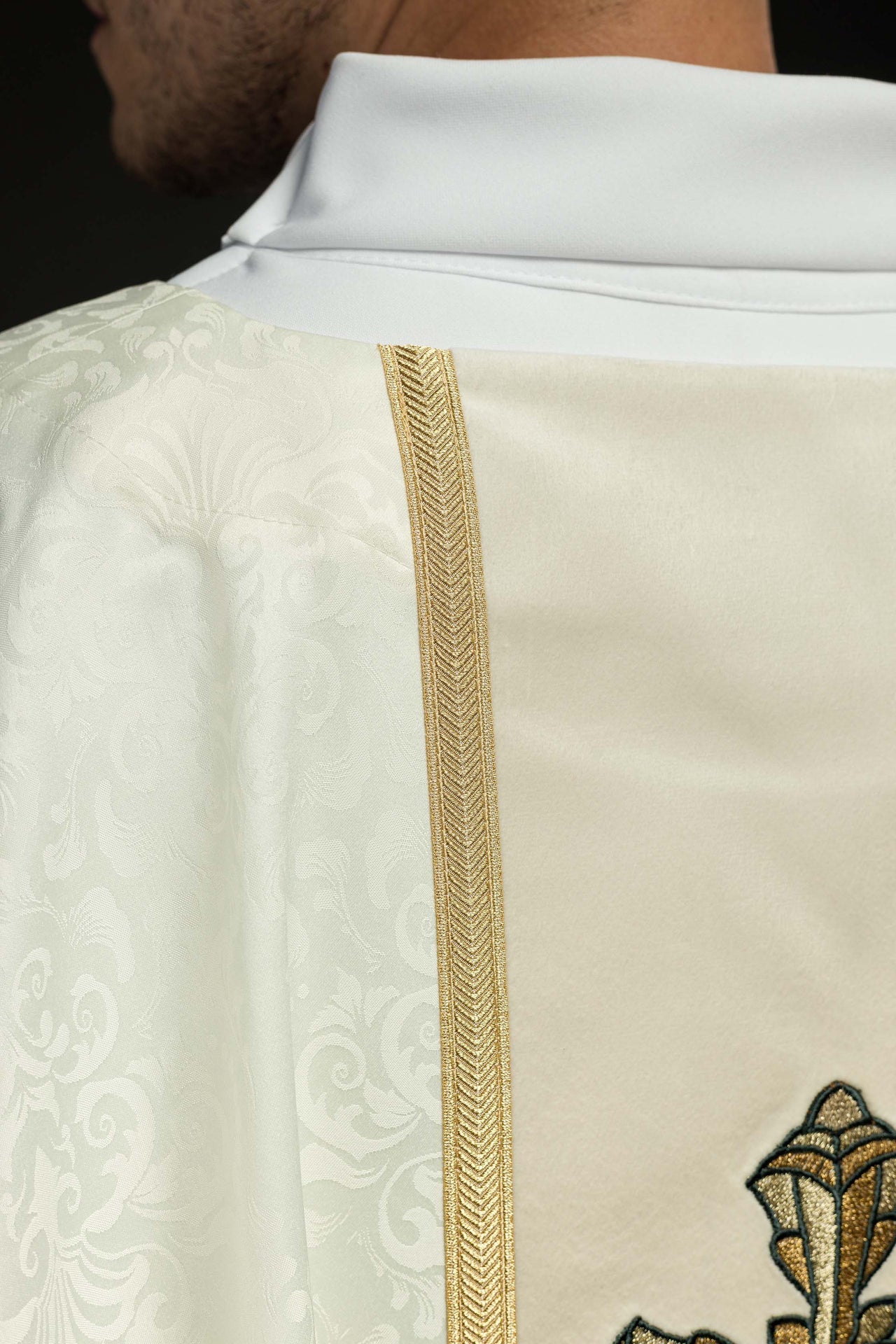 Ornat liturgiczny ecru z pasem i haftem krzyża na tkaninie żakardowej - ORNATY.PL