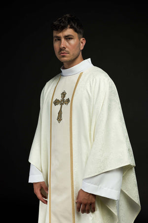 Ornat liturgiczny ecru z pasem i haftem krzyża na tkaninie żakardowej - ORNATY.PL