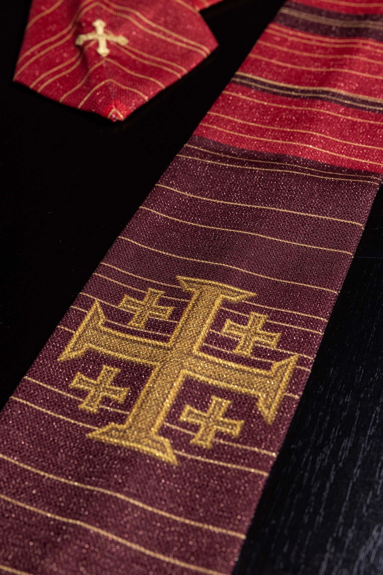 Ornat drukowany z Krzyżem Jerozolimskim czerwony - ORNATY.PL