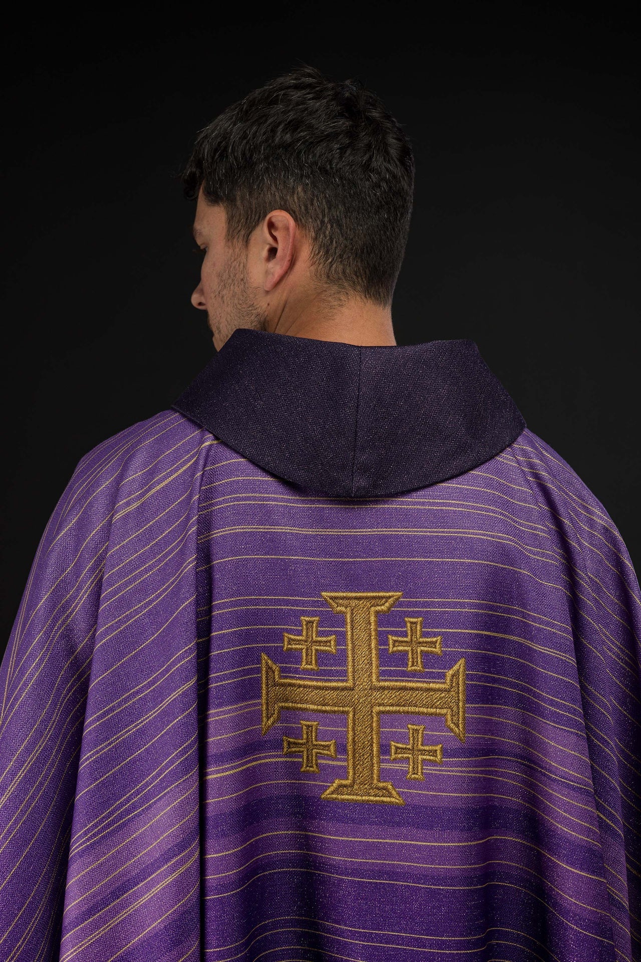 Gedrucktes Messgewand mit Jerusalemer Kreuz – Violett