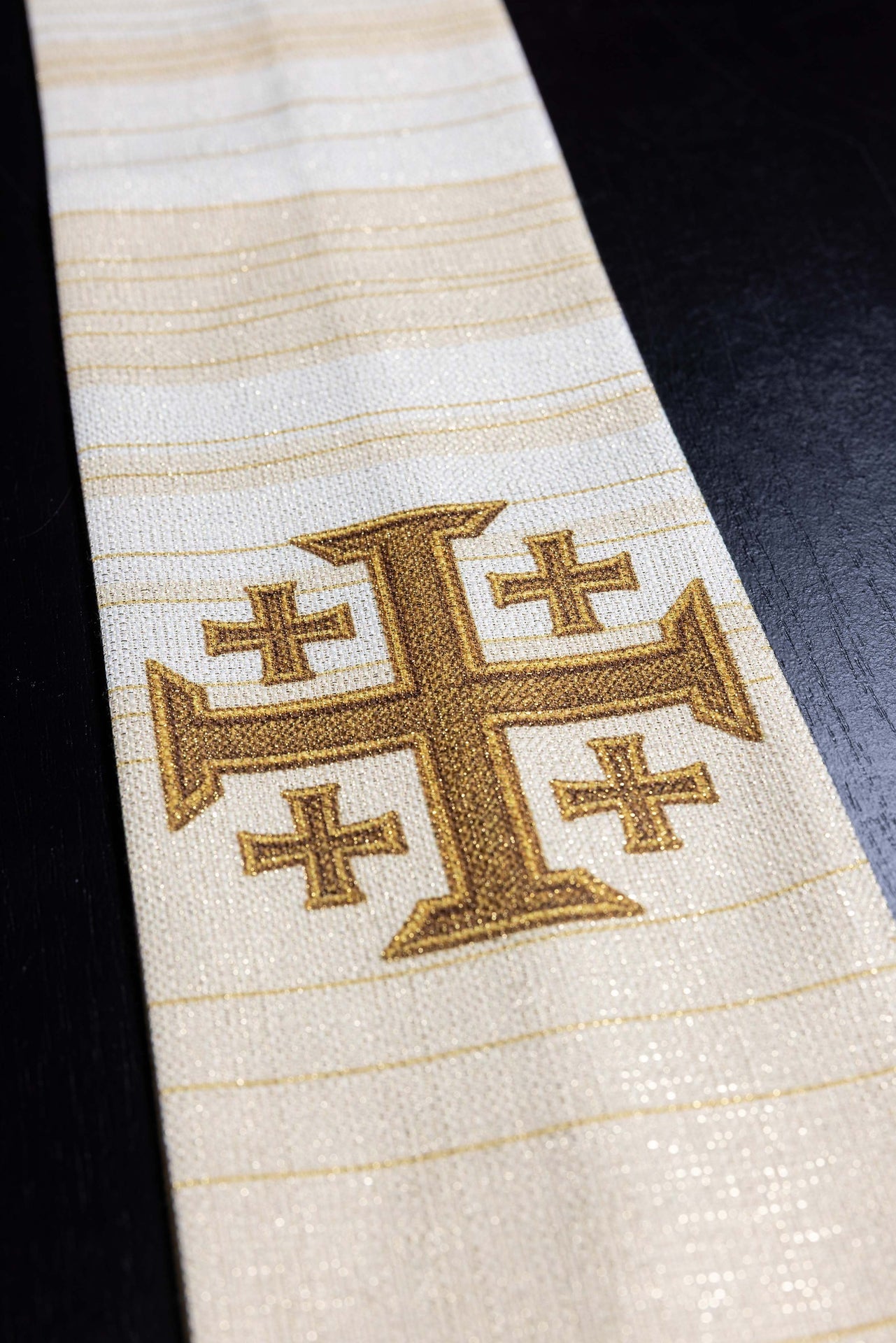 Ornat drukowany z Krzyżem Jerozolimskim ecru - ORNATY.PL