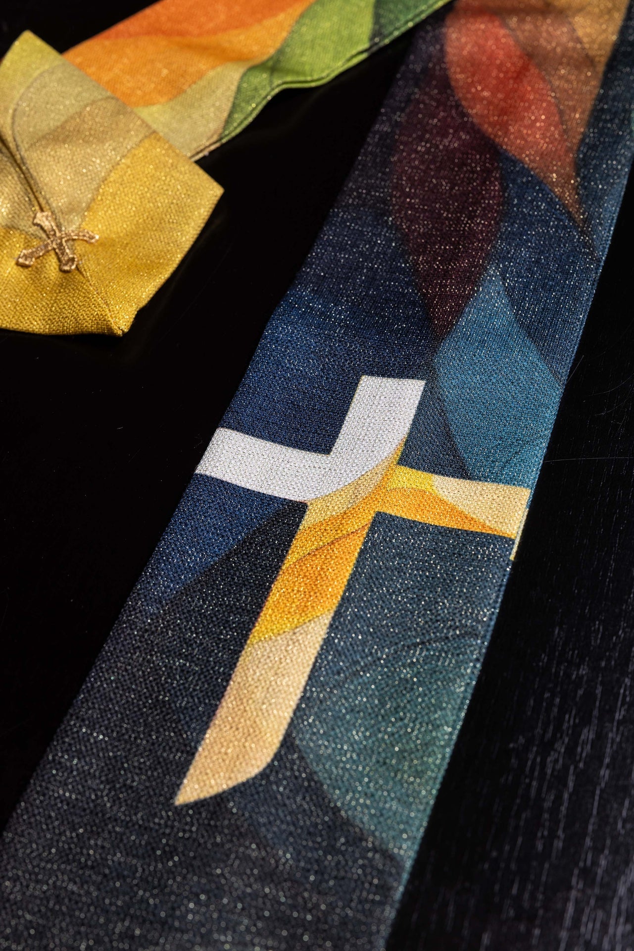 Ornat drukowany wielokolorowy z motywem krzyża - ORNATY.PL