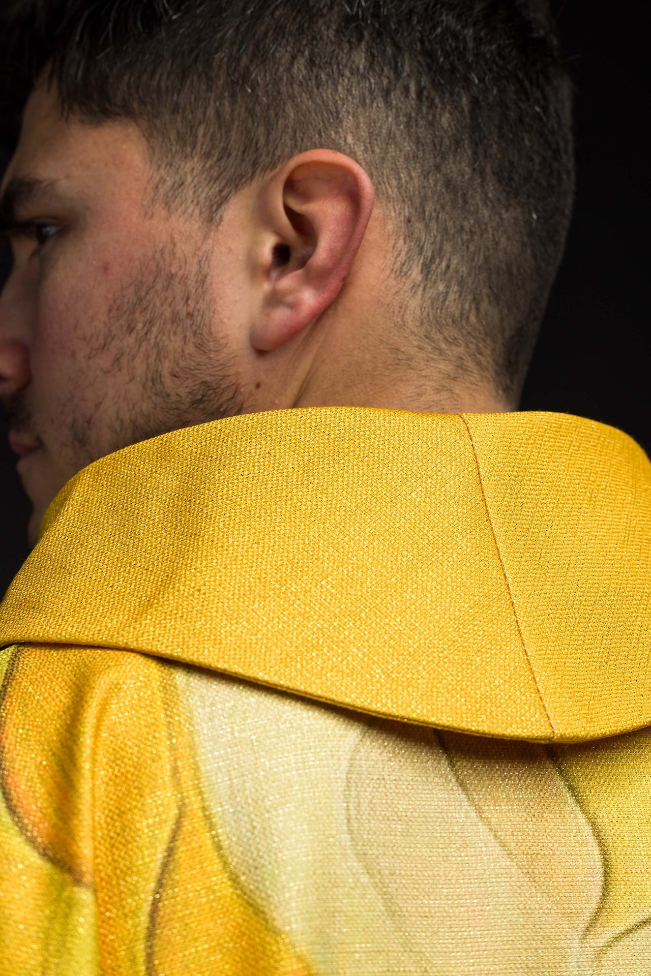 Mehrfarbig bedruckte Kasel mit Kreuzmotiv