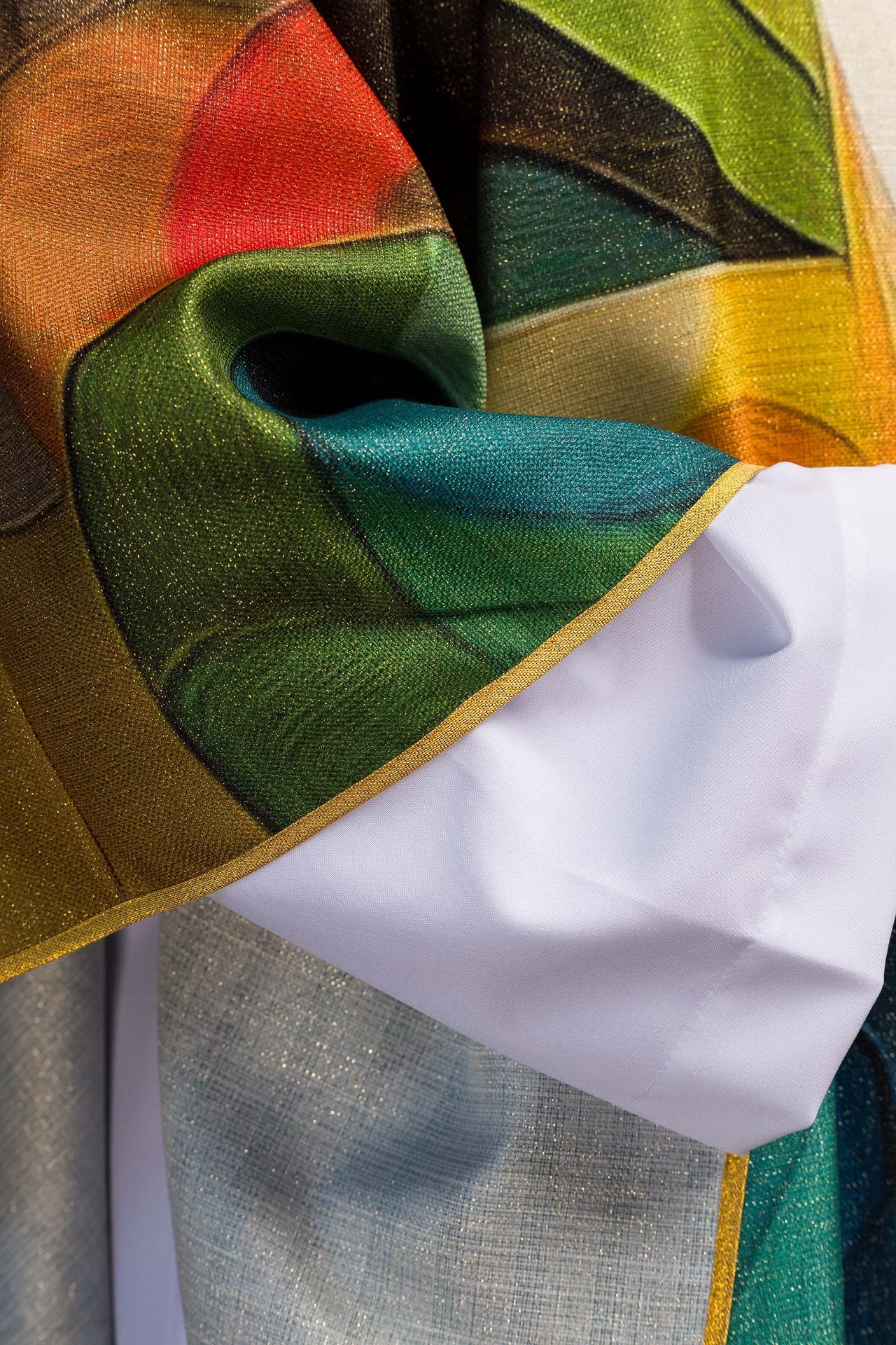 Mehrfarbig bedruckte Kasel mit Kreuzmotiv