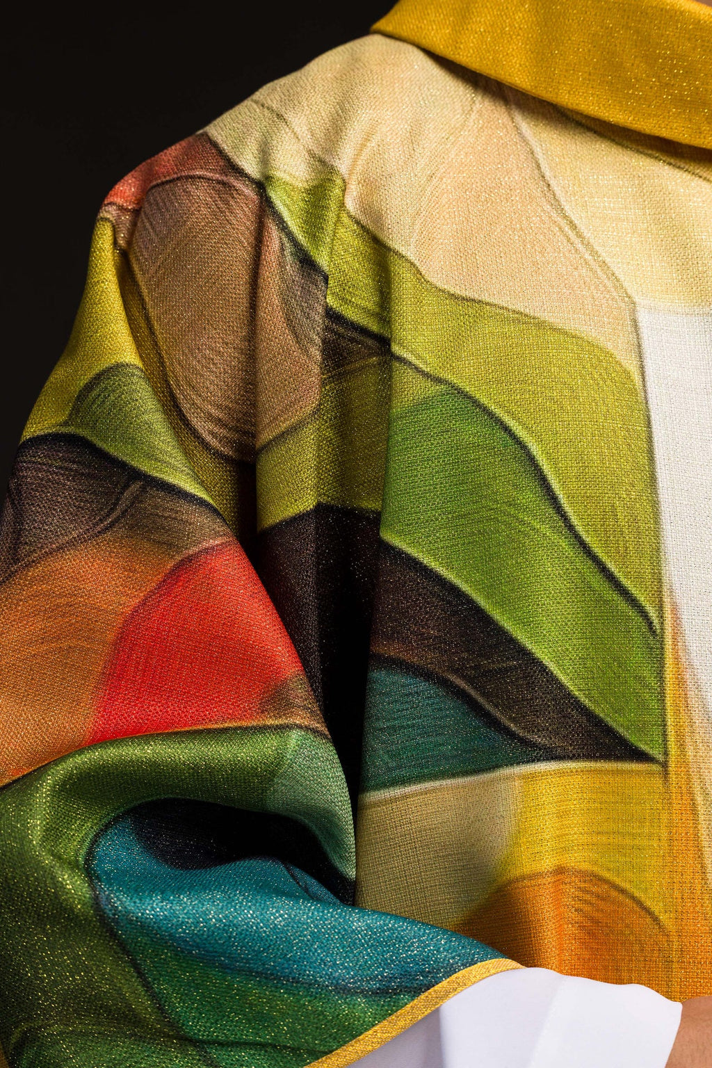 Mehrfarbig bedruckte Kasel mit Kreuzmotiv