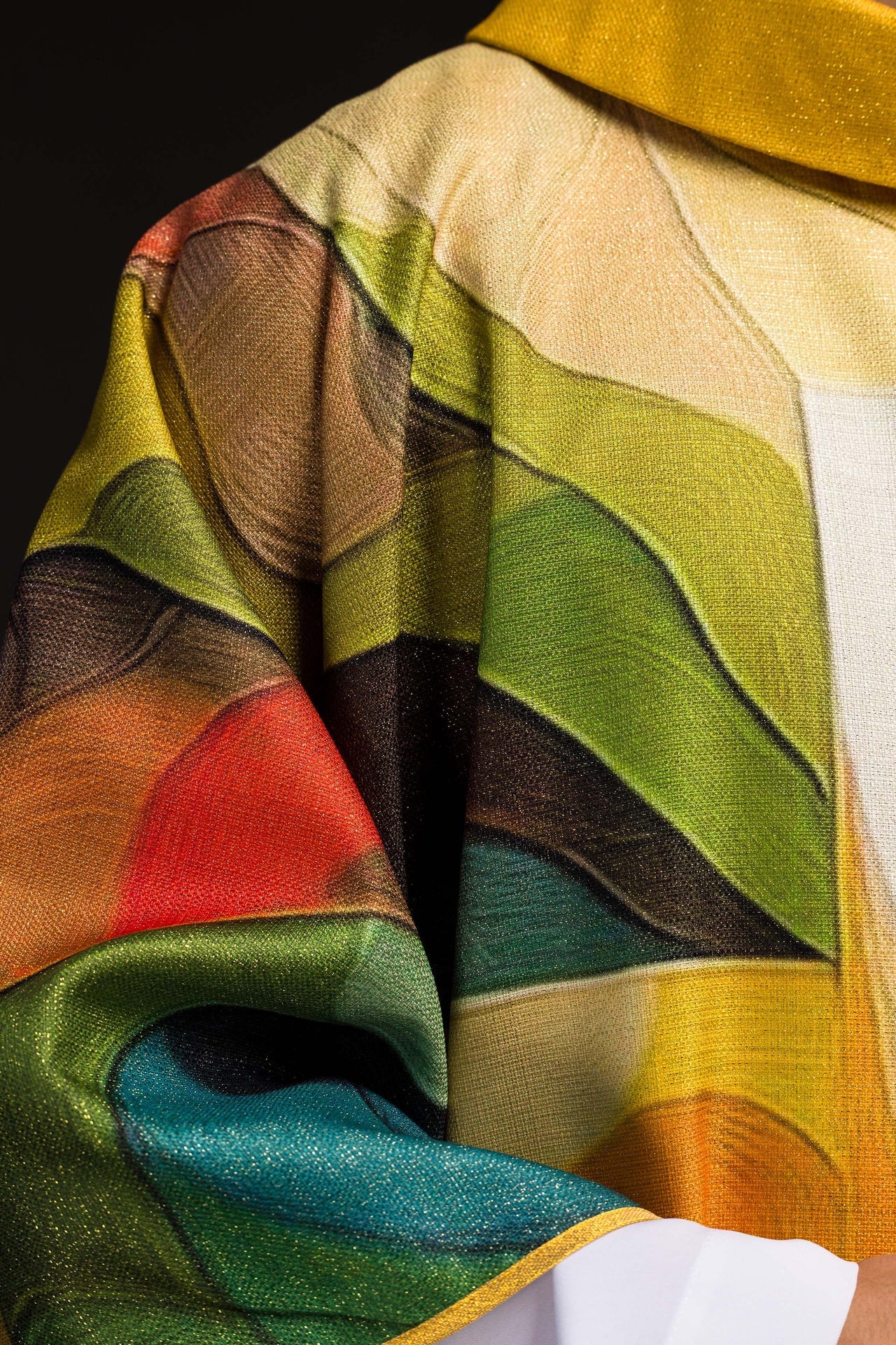 Mehrfarbig bedruckte Kasel mit Kreuzmotiv