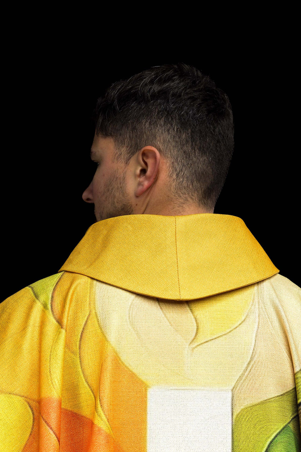 Mehrfarbig bedruckte Kasel mit Kreuzmotiv