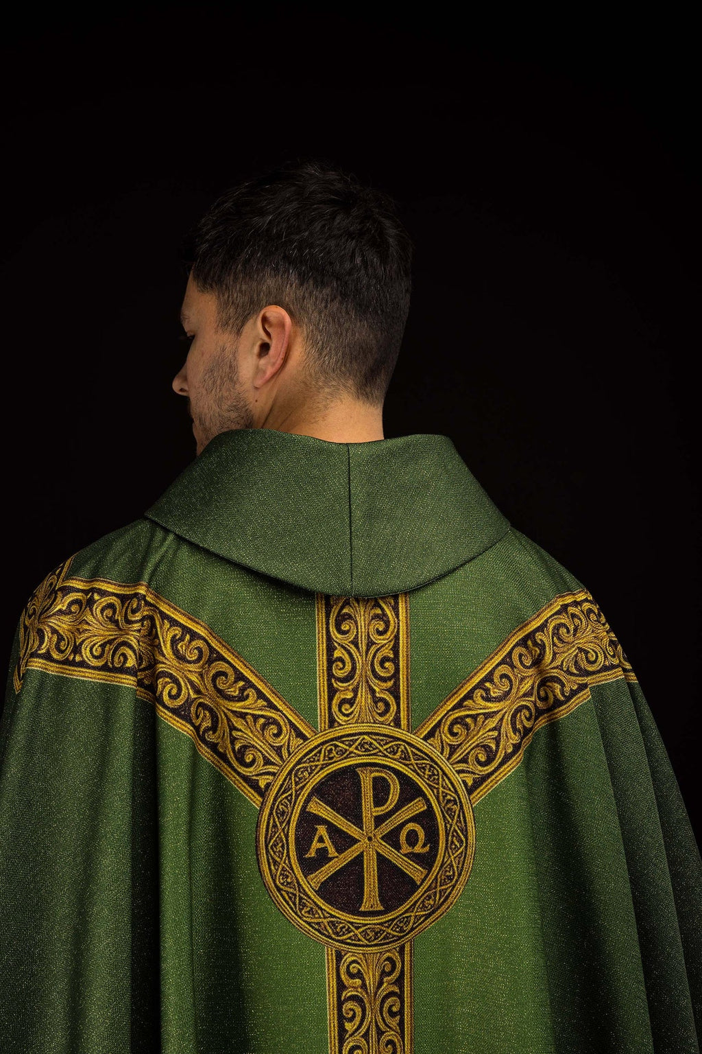 Kasel Pax grün mit reicher goldener Verzierung