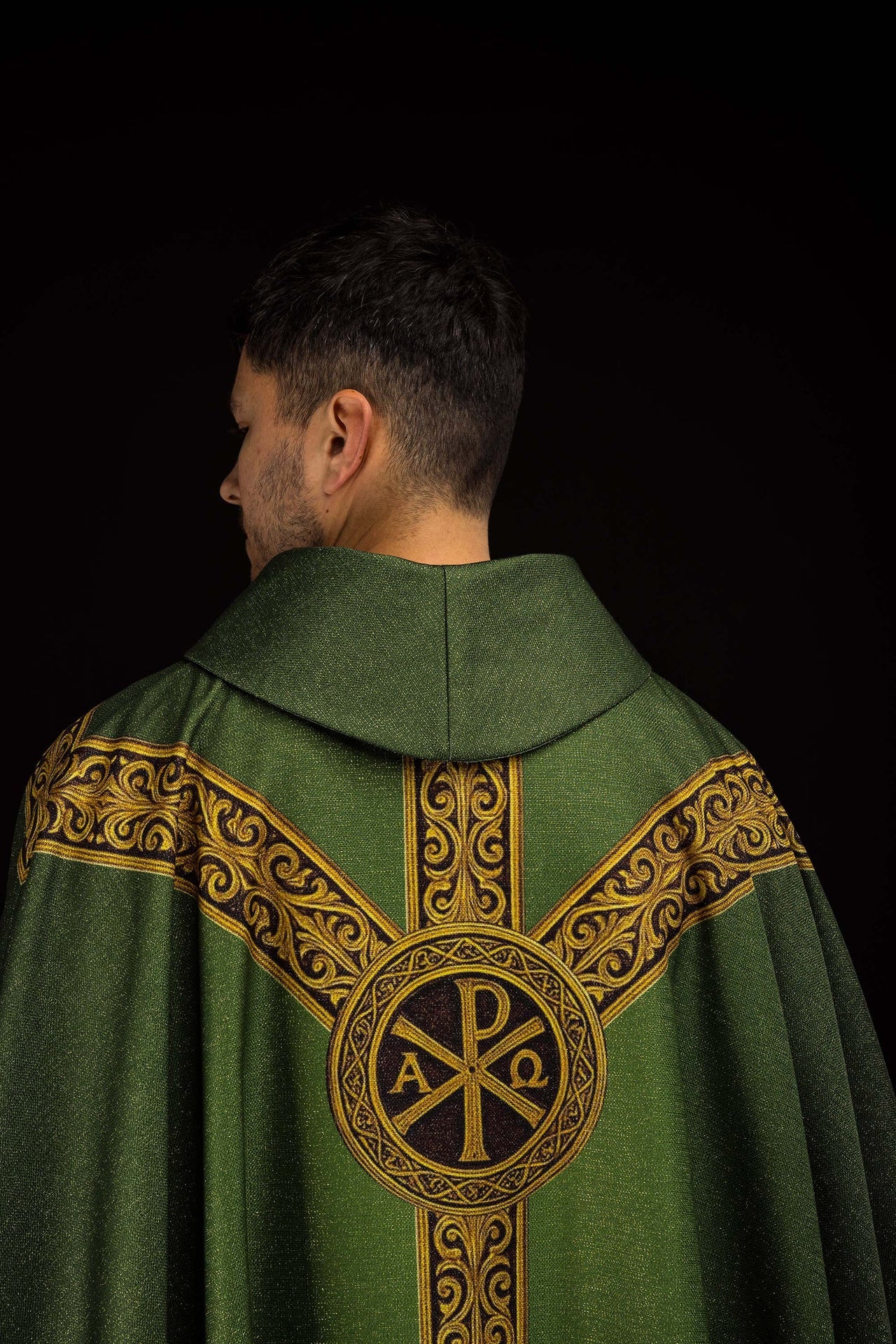 Kasel Pax grün mit reicher goldener Verzierung