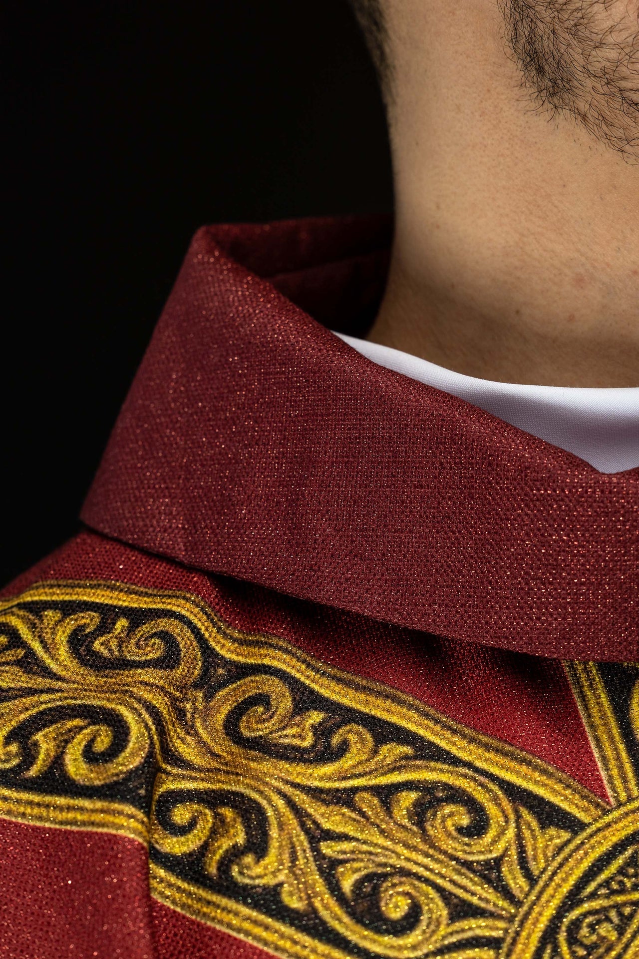 Ornat drukowany Pax czerwony z bogatym złotym zdobieniem - ORNATY.PL