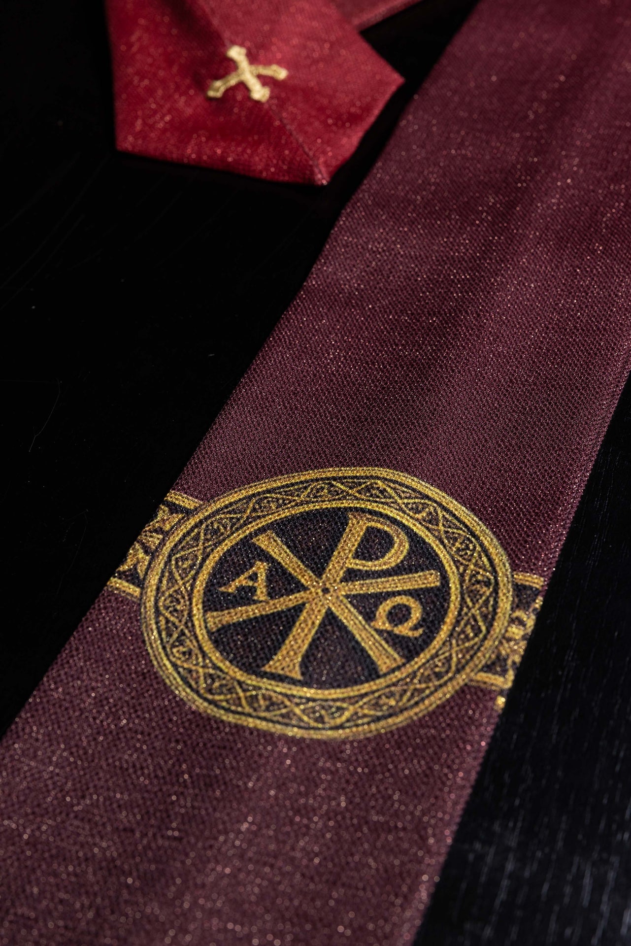 Ornat drukowany Pax czerwony z bogatym złotym zdobieniem - ORNATY.PL