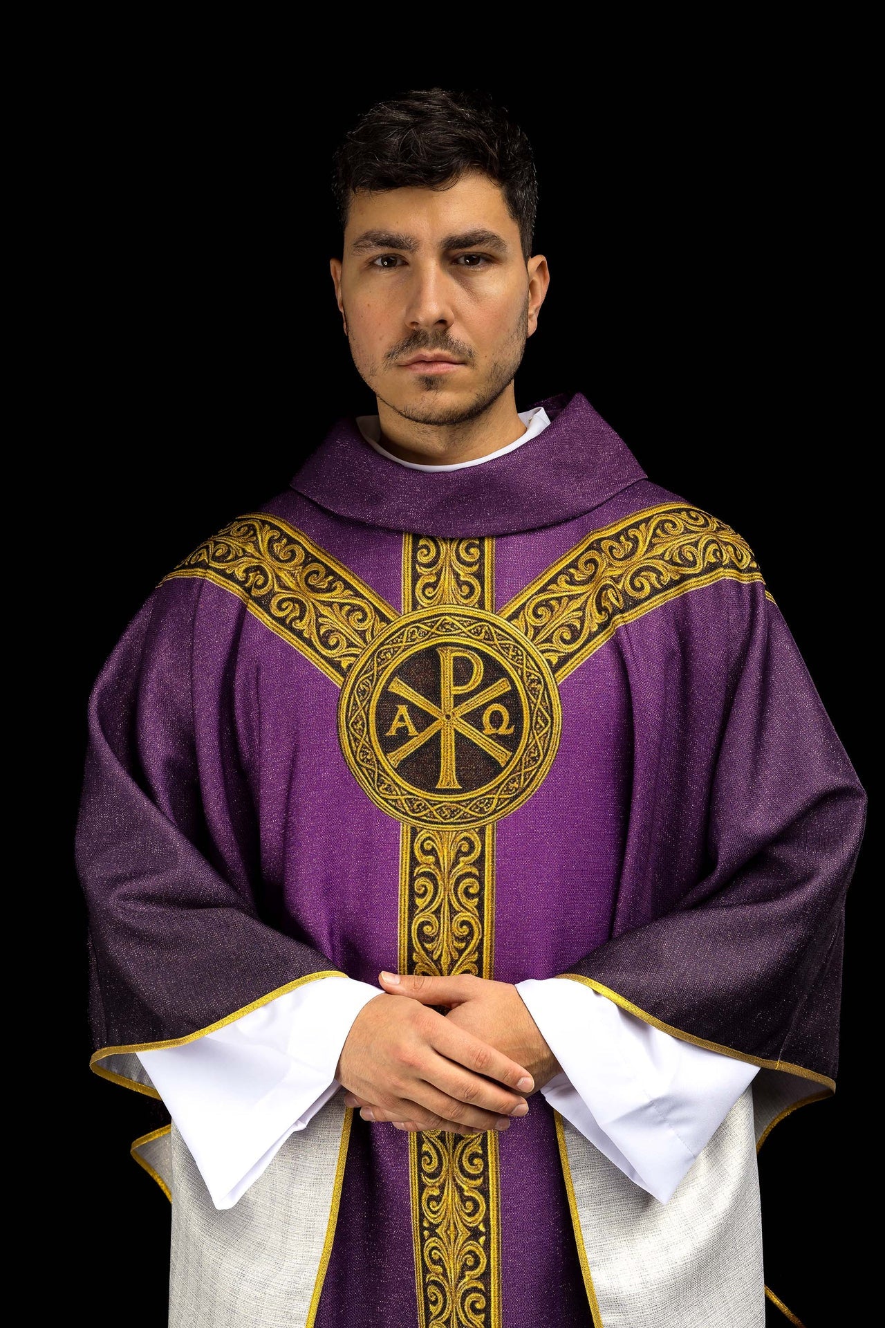 Kasel Pax violett mit reicher goldener Verzierung