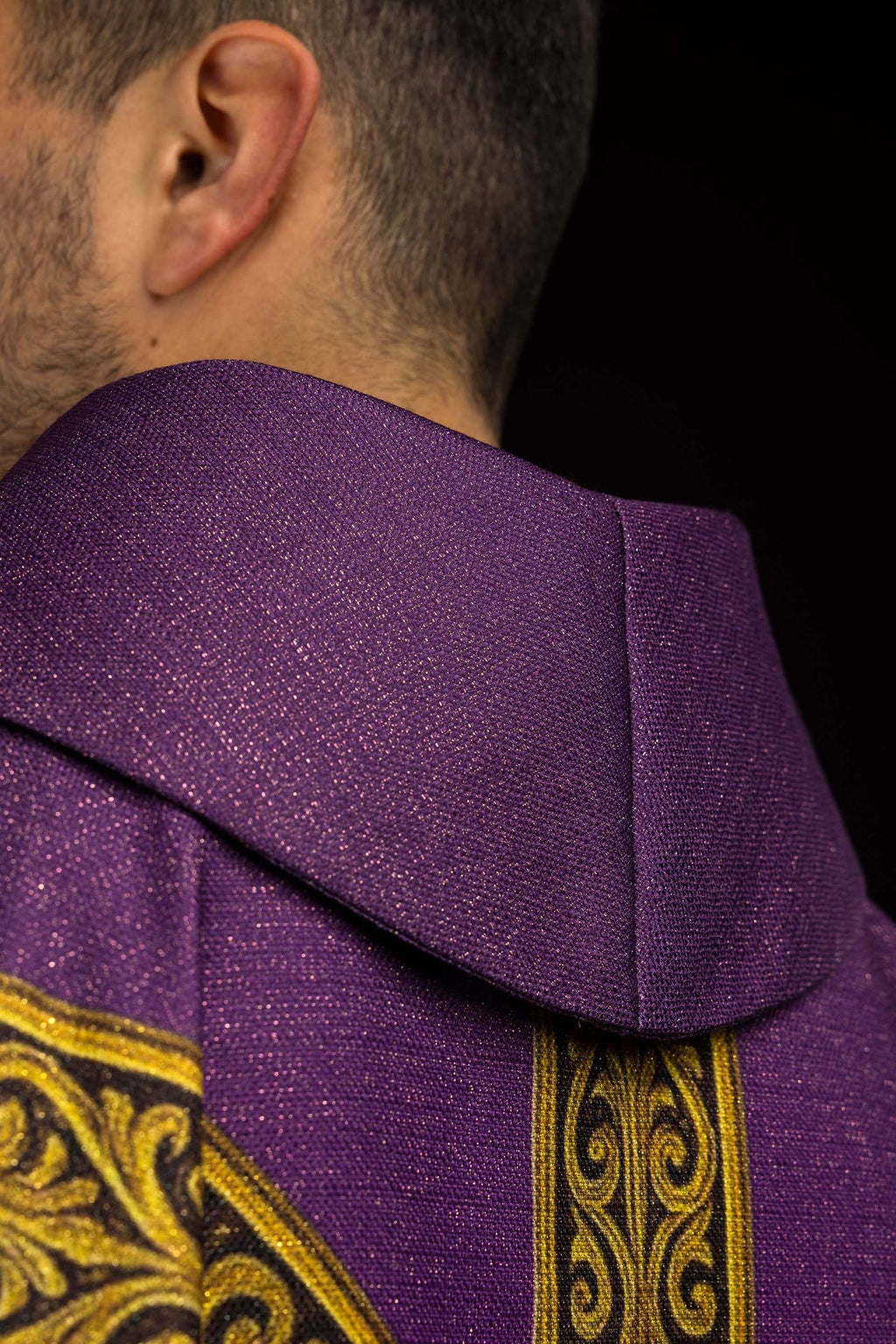 Kasel Pax violett mit reicher goldener Verzierung